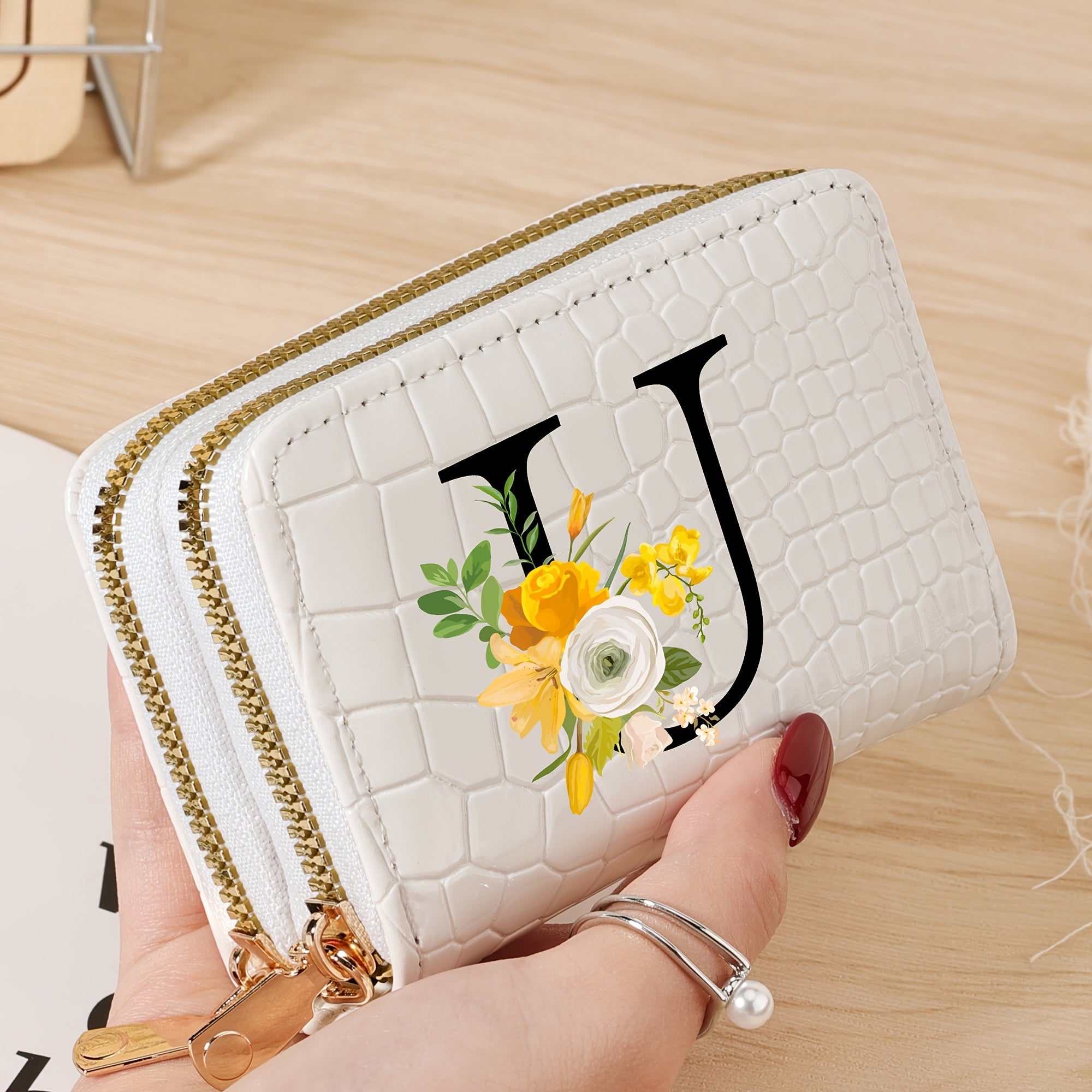 Bir nechta slotlari va zamonaviy fermuari bo'lgan mustahkam kredit karta saqlash sumkasi, maktab, yotoqxona va maktabga qaytish uchun zarur bo'lgan buyumlar uchun.