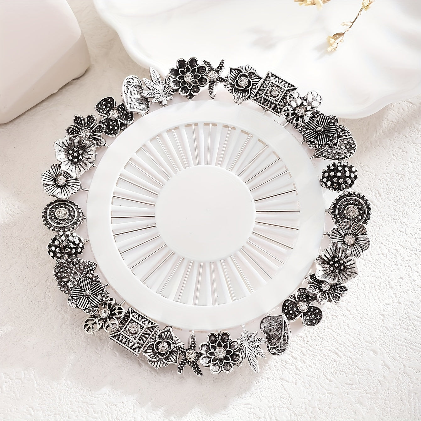 30 ta vintage uslubidagi gullar va yurak broshkalari to'plami, rux qotishmasidan yasalgan rhinestone bilan bezatilgan sharf pinlari, ta'til va har kuni kiyish uchun mukammal, ideal arab moda zargarlik aksessuari