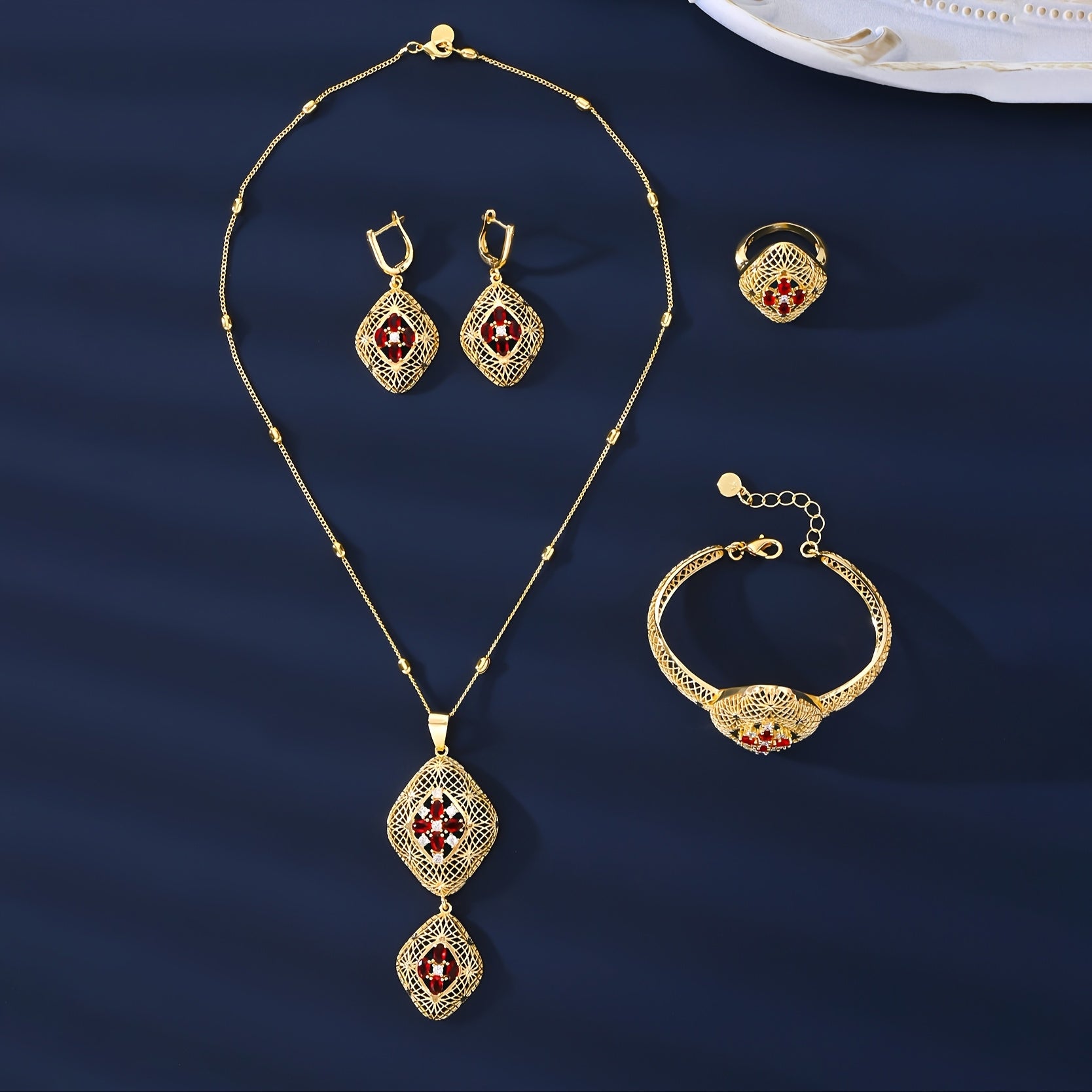 Dubaydan olingan nozik O'rta Sharq Arab ilhomlangan zargarlik to'plami; zargarlik to'plami marjon, bilaguzuk, taqinchoq va uzukdan iborat bo'lib, hashamatli mis qoplamasi bilan bezatilgan. Eid sovg'alari sifatida berish uchun ideal.