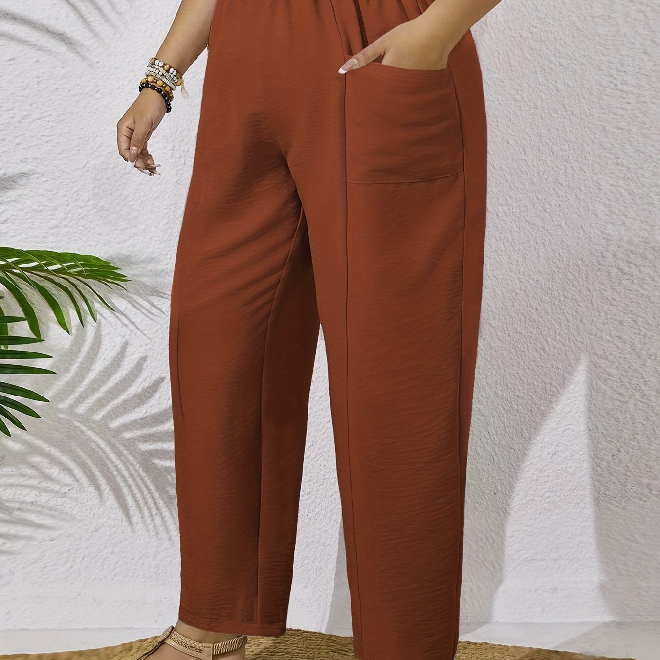 Ayollar uchun to'g'ri kesimli shimlar, 95% polyester va 5% spandeksdan tayyorlangan. Cho'zilmaydigan, bir xil rangda, cho'ntaklari bilan, barcha fasllar uchun mos. 160g/m² og'irlikda qulay moslashuv.