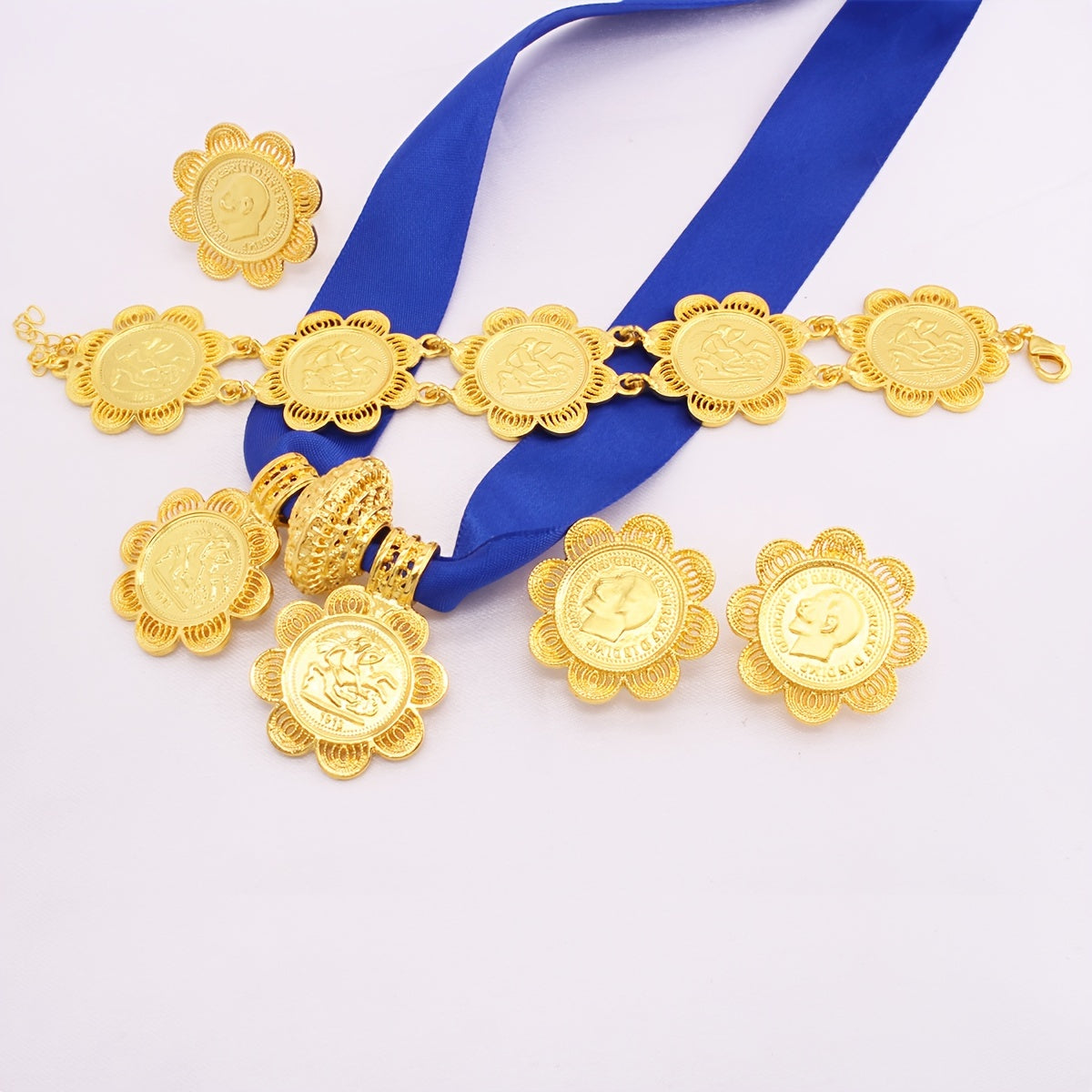 5 ta qismdan iborat hashamatli zargarlik to'plami, shu jumladan, taqinchoqlar, marjon, bilaguzuk va uzuk. Bir nechta ranglarda tanlash uchun muhr va gullar chetiga ega dizaynni o'z ichiga oladi. An'anaviy kelin kiyimlari uchun mukammal.