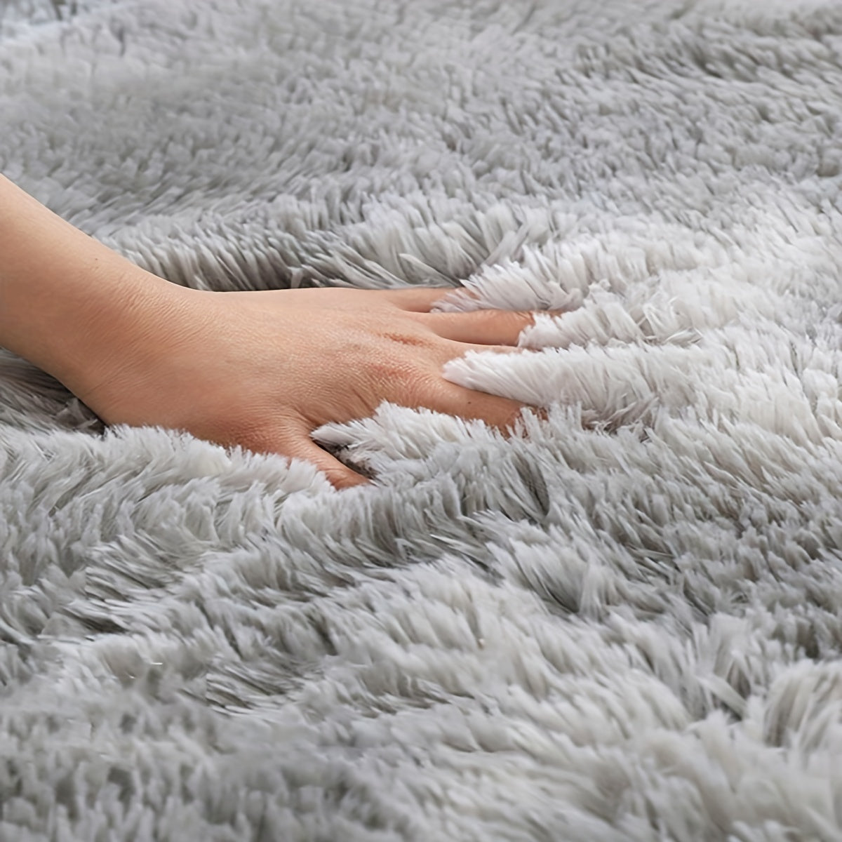 O'z makoningizni 1 dona Zamonaviy Oddiy Tie-dye Uzun Pile Gilam bilan ko'taring. Bu yumshoq va qulay gilam formaldehid va har qanday o'ziga xos hiddan xoli. U to'kilmaslik va so'nmaslik xususiyatlariga ega bo'lib, quyidagi turli joylar uchun ideal:
