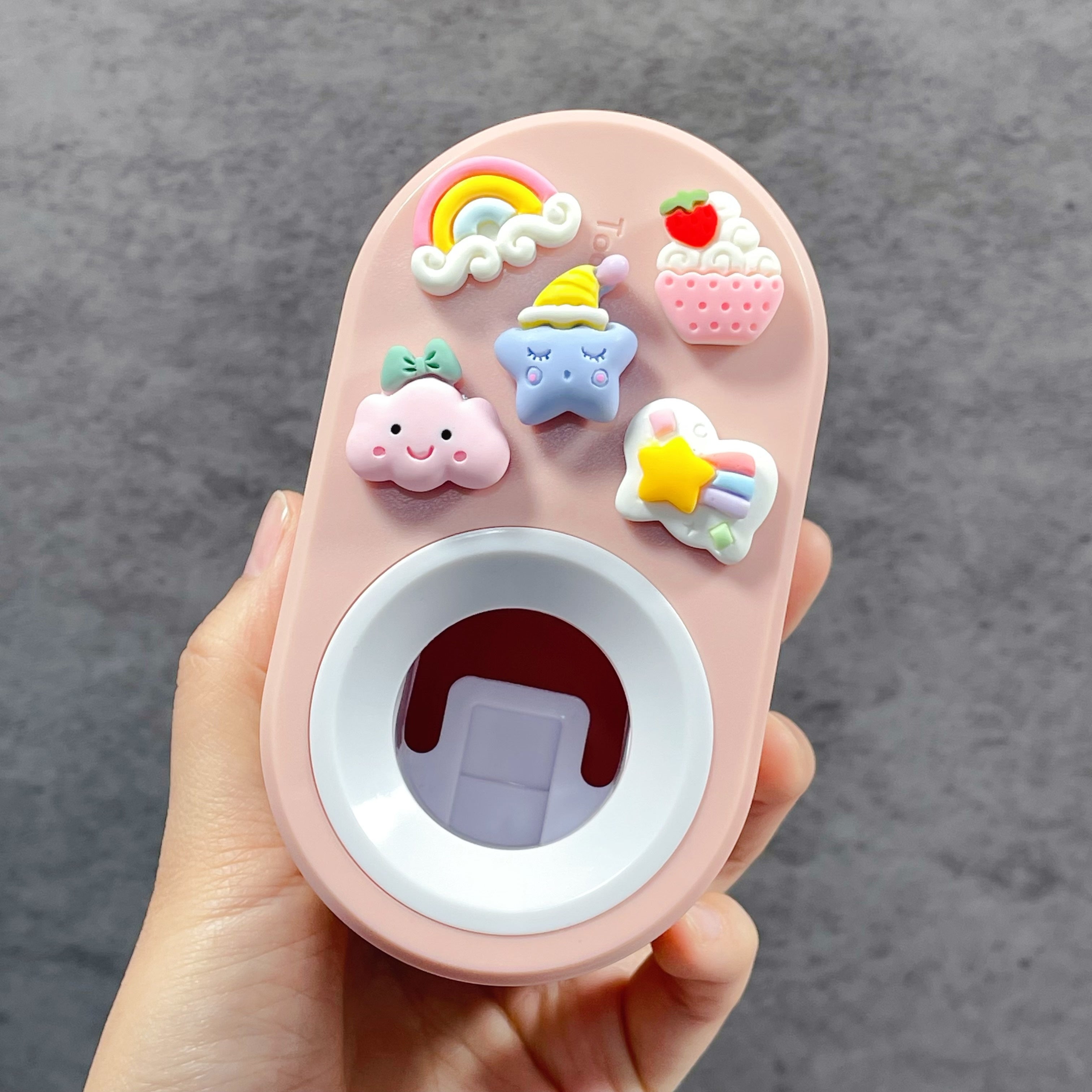 Devorga o'rnatiladigan tish pastasi siqgichi, oson o'rnatish, qiziqarli 3D dizayn, teshik ochmaslik xususiyati va yuviladigan yopishtiruvchi bilan. Hammomni tartibga solish uchun ideal, och ko'k va pushti ranglarda mavjud.