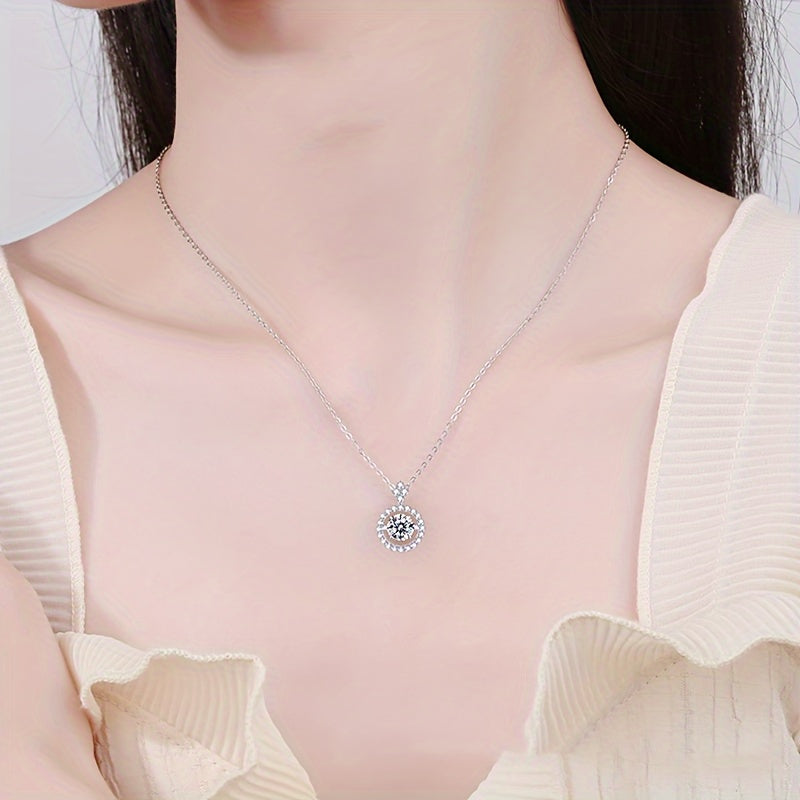 Trendy S925 sterling kumush yurak shaklidagi pendent 0.8 karat moissanit toshi bilan, ayollar uchun mukammal. Bu taqinchoq nafis clavicle zanjir dizayni bilan bo'lib, yengil va kiyish oson, faqat 3.2g og'irlikda. Ular uchun ideal, kimlar sevadi izlab