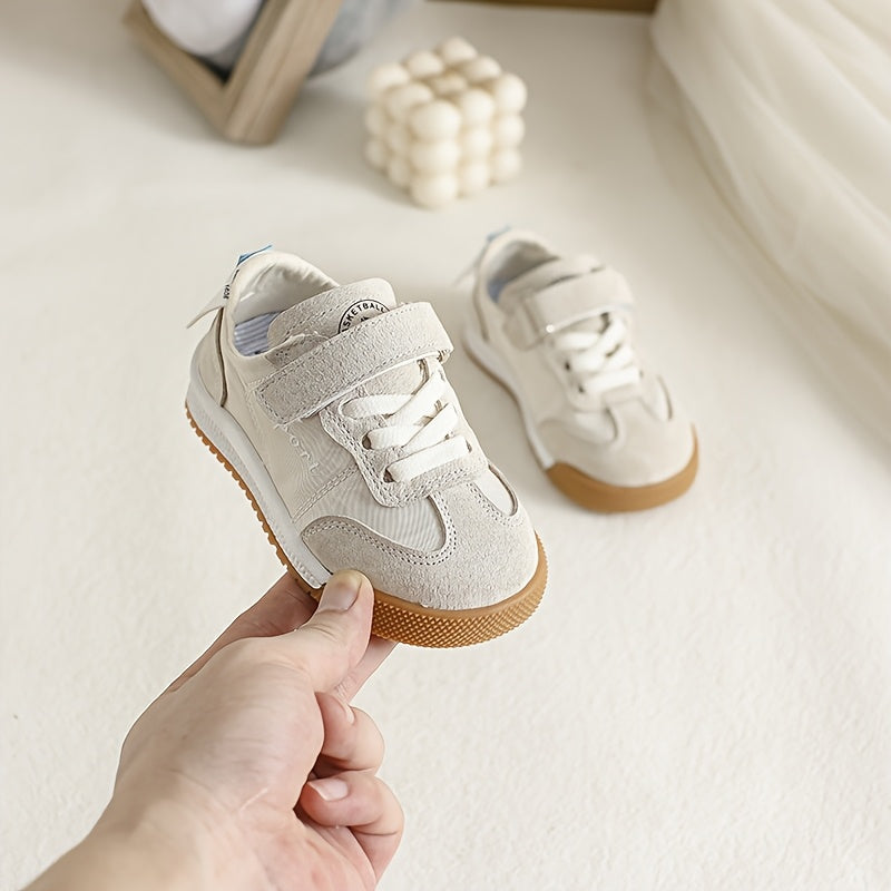 Bolalar uchun yumshoq taglikka ega, mustahkam dizayn, oson yopishqoq tasma, nafas oladigan astar, barcha mavsumlar uchun mukammal. Kichik bolalar uchun tasodifiy yurish uchun ideal.