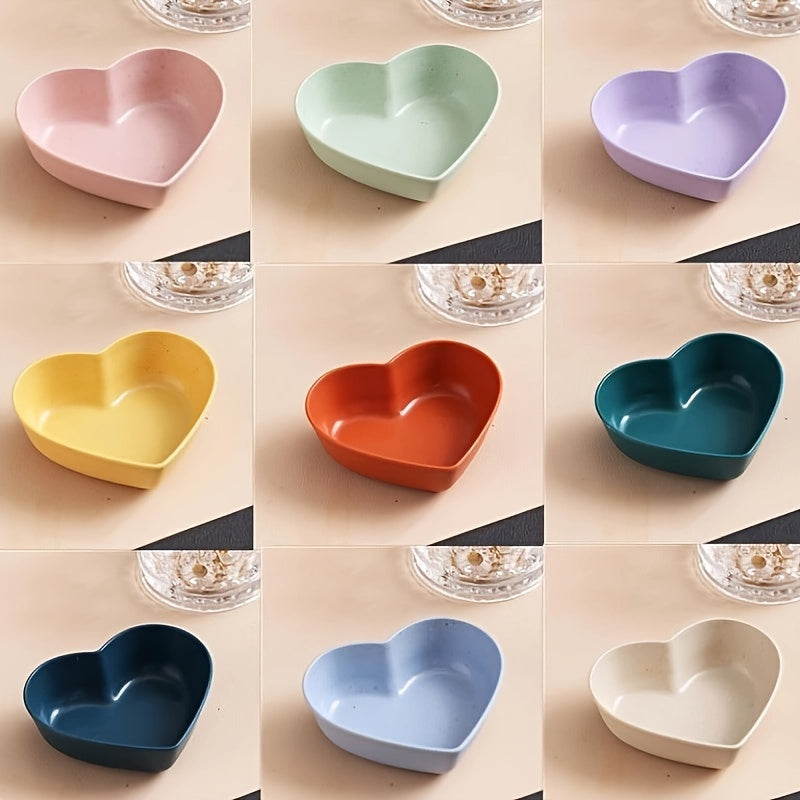 Seis cuencos en forma de corazón hechos de paja de trigo para salsas, condimentos y aperitivos