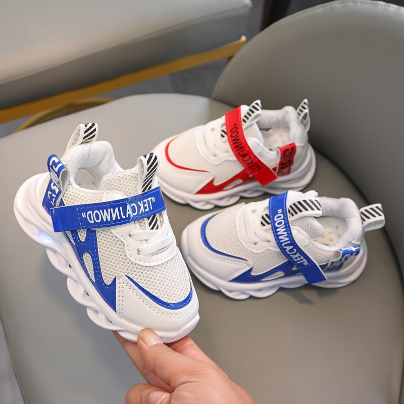 Детские светодиодные кроссовки на шнурках 2024 Вентилируемая сетчатая обувь с светящимися буквами и лентами