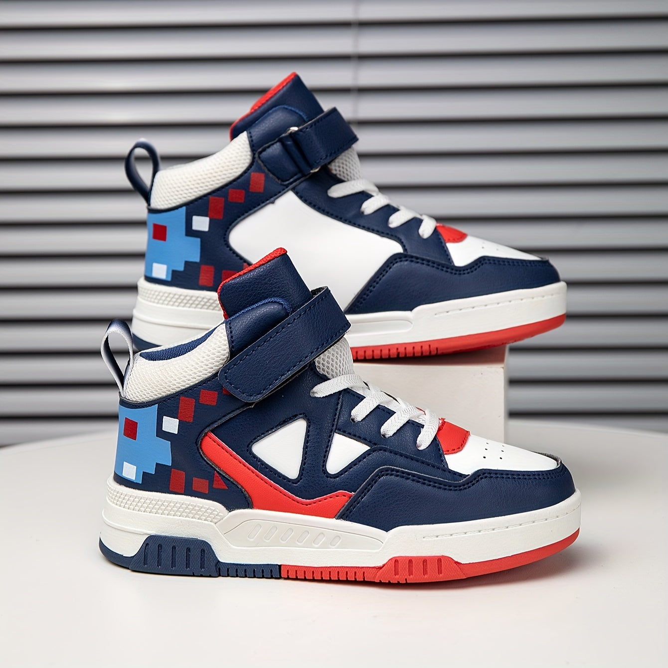 Bolalar uchun yuqori to'plamli krossovkalar, yopishqoq yopish bilan, barcha mavsumlar uchun nafas oladigan va qulay, zamonaviy geometrik naqsh bilan.