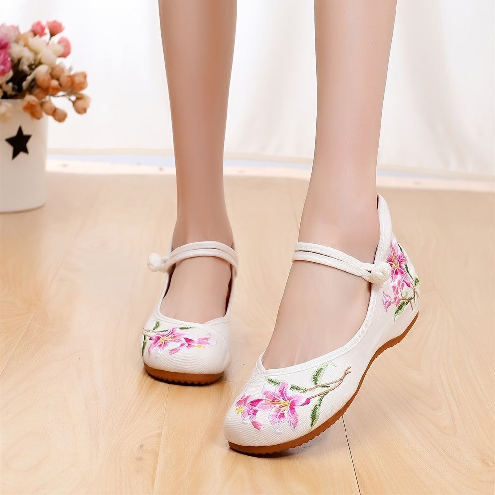 Women's Chinese Style Retro Embroidered Hanfu Shoes with Floral Cloth for Casual and Dance