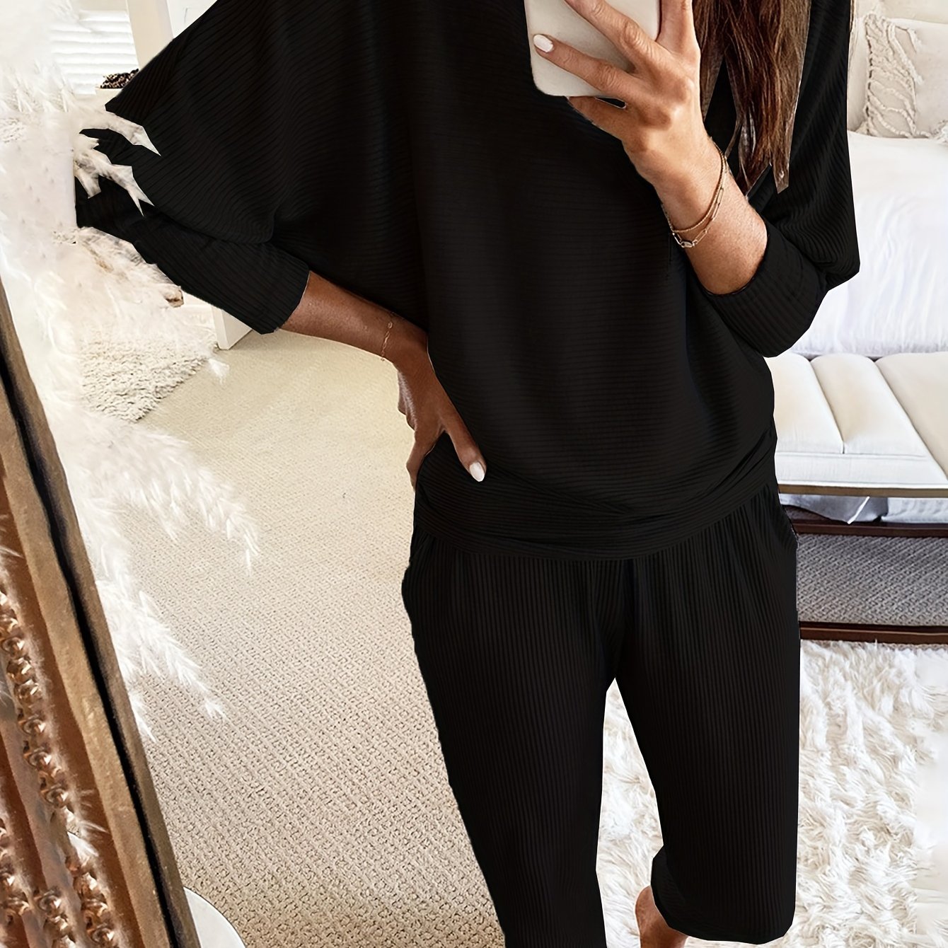 Ayollar uchun zamonaviy qattiq chiziqli lounge to'plami, yenglari keng top va cho'ntakli jogger shimlar bilan. Kuz uchun qulay moslik.