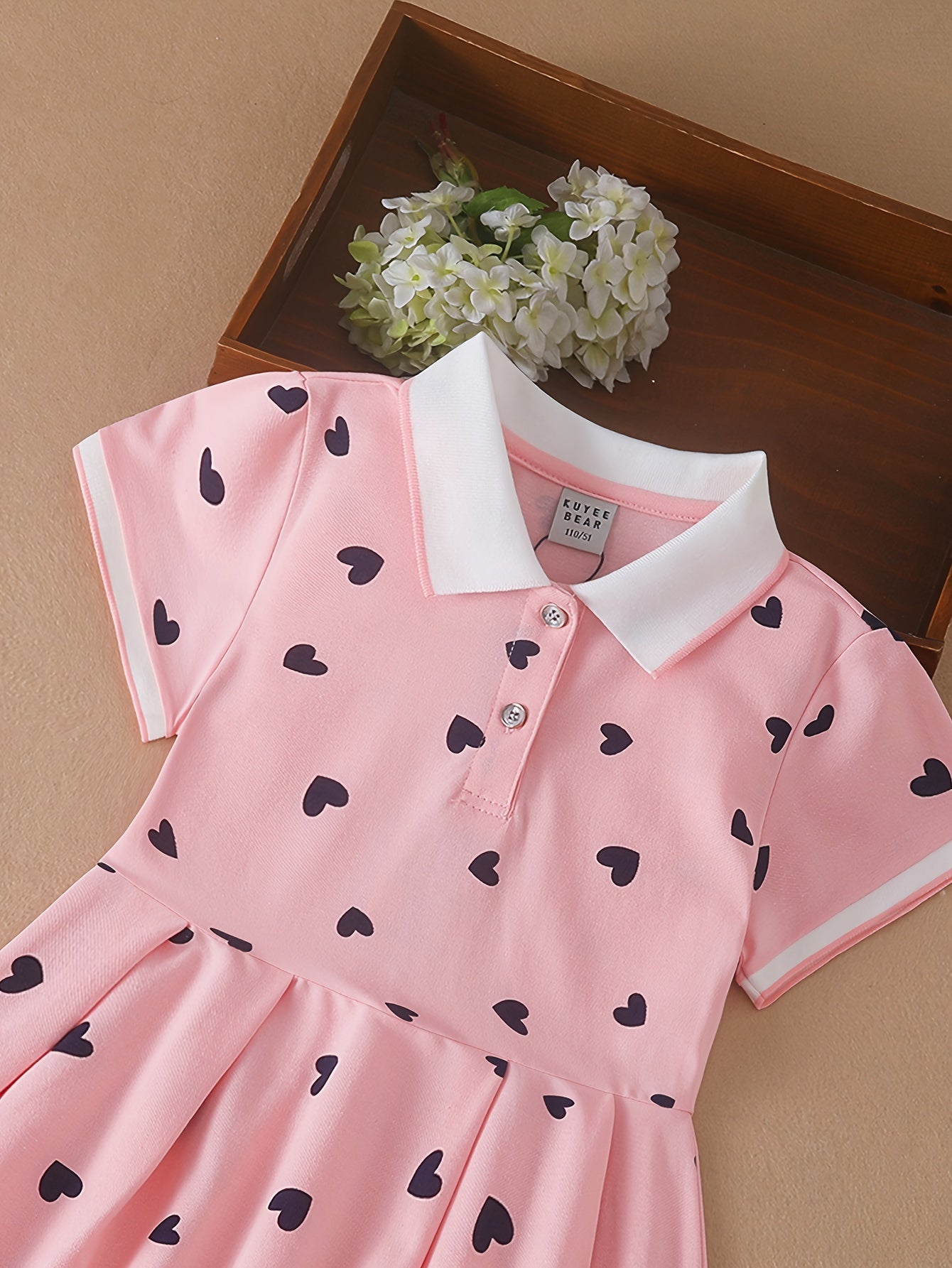 Qizlar uchun yozgi paxta aralashmatali ko'ylak, yurak naqshi, qisqa yenglar va tizzagacha - chiqishlar va maktab tadbirlari uchun mukammal.