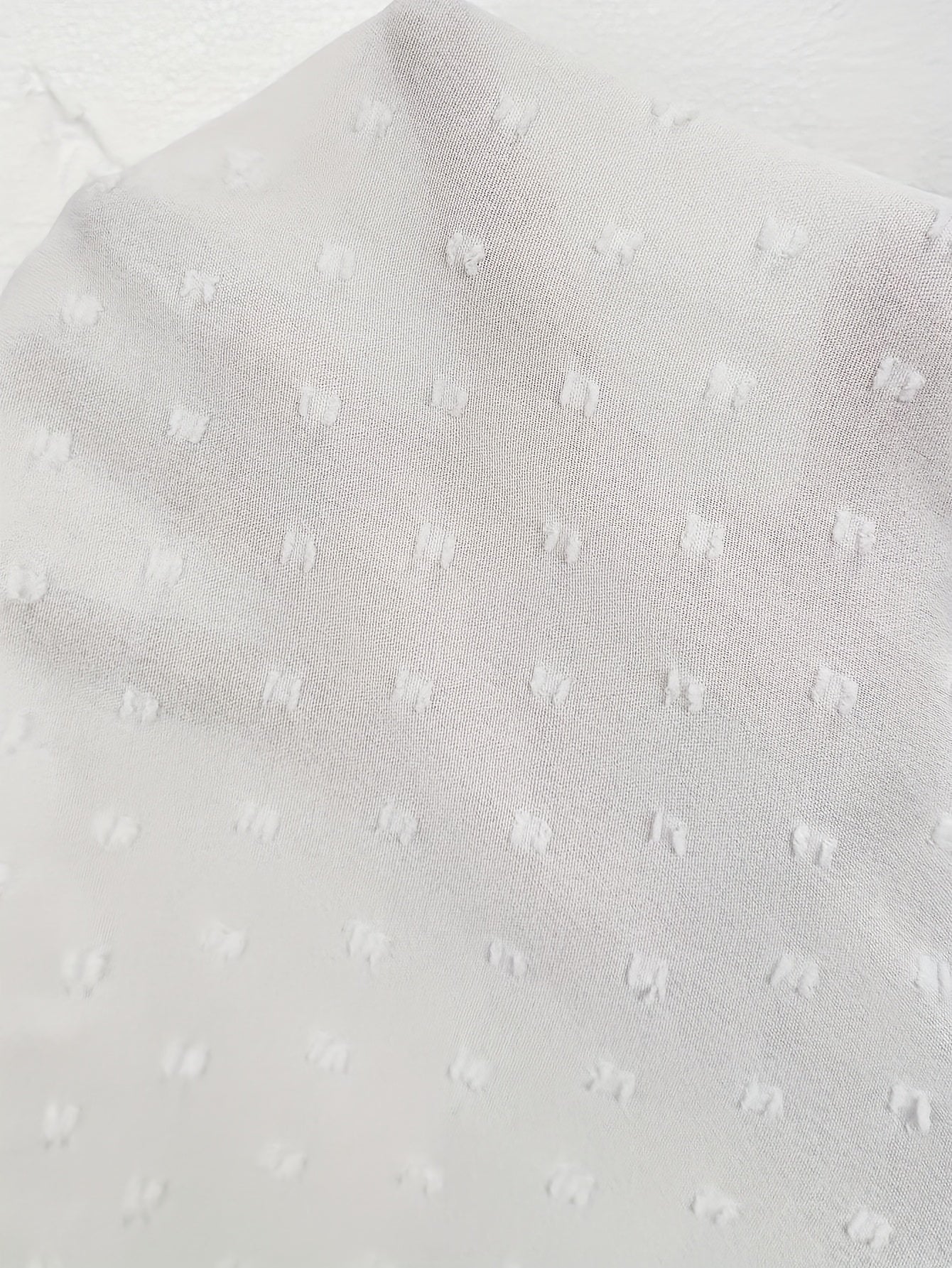 Plus o'lcham ayollar uchun yengil V-yengli bluzka, qiqilgan qisqa yenglar bilan