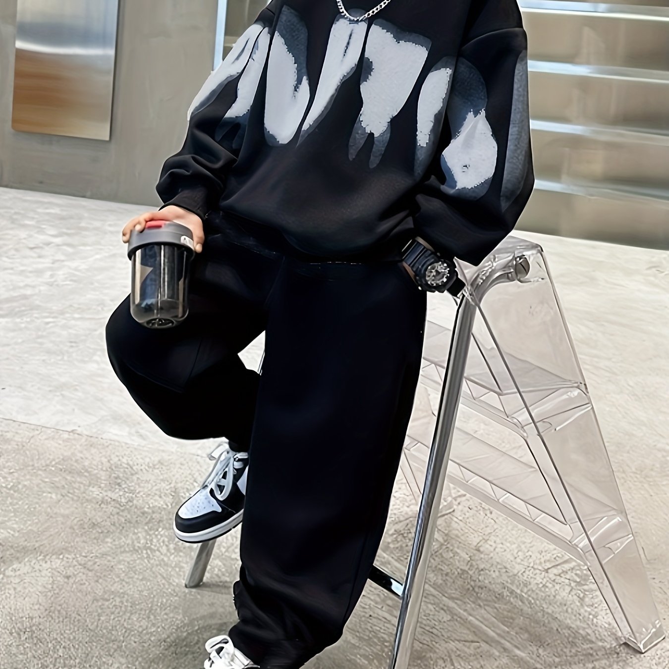 Erkaklar uchun Tasodifiy "W" Print Sweatshirt va Shimlar To'plami - Qora va Oq Harf Dizayni, Polyester Aralashmasi, Kuz/Qish Kiymish, Quvnoq Moslashuvchanlik bilan Cho'ntaklar, Tashqi Foydalanish uchun Tasodifiy Kiymish.