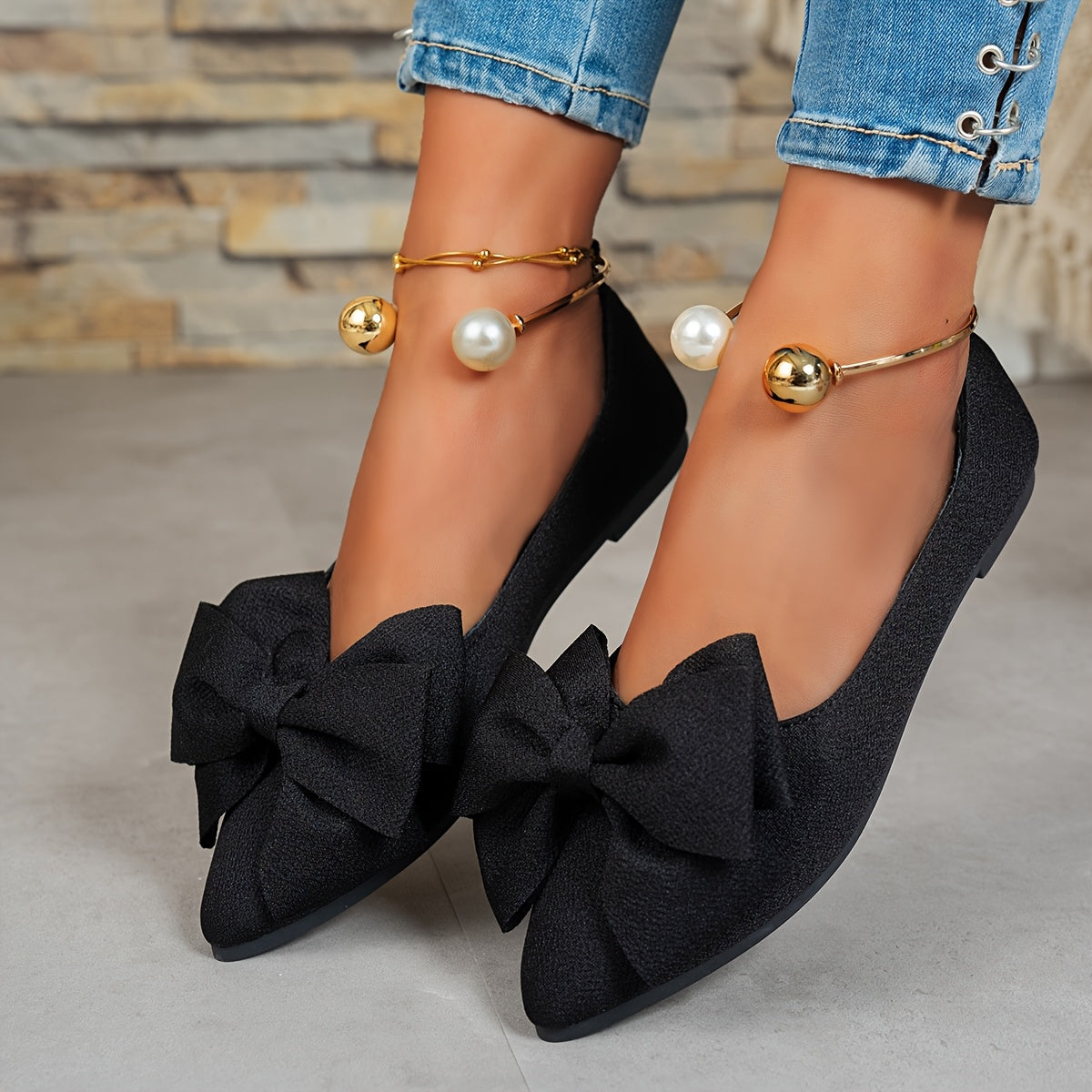 Bailarinas negras de punta con lazo y correa ajustable para mujer