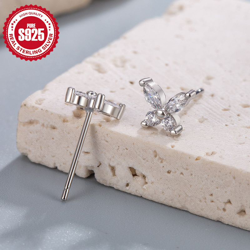 925 Sterling Silver dan tayyorlangan, porloq Zirconia bilan bezatilgan zamonaviy kichik kapalak stud taqinchoqlari - sezgir teri uchun mos, har kuni va maxsus tadbirlar uchun ideal.