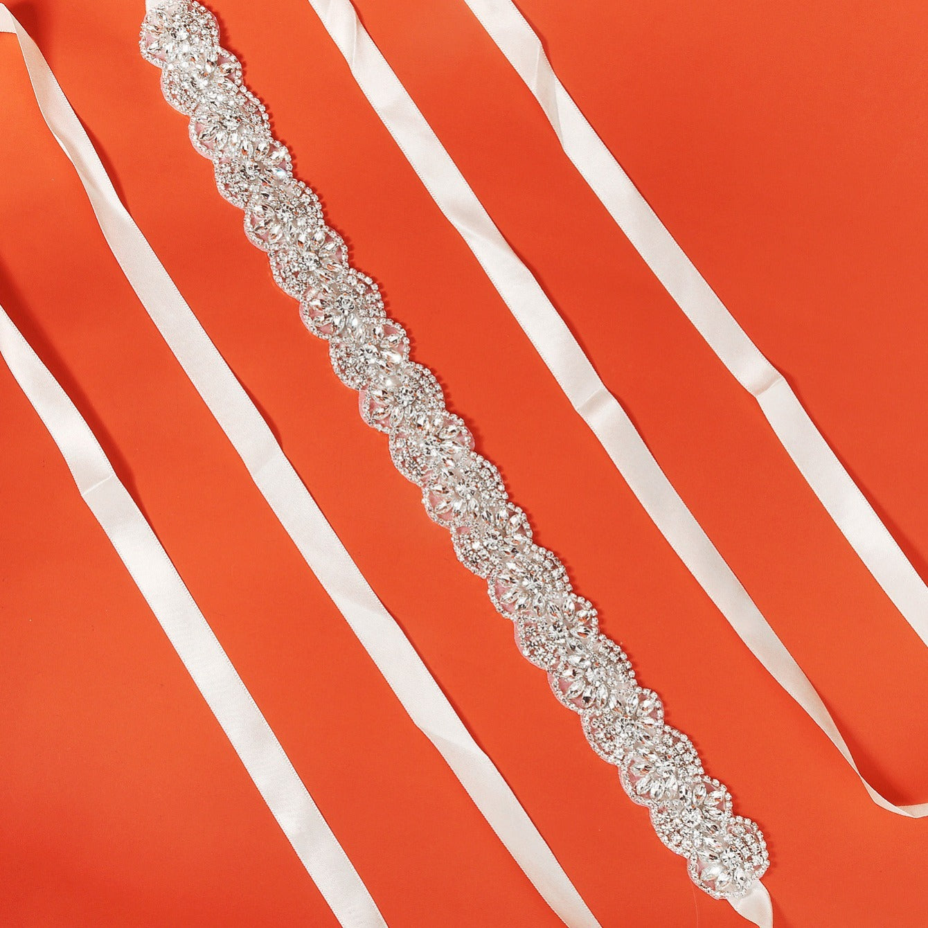 To'y liboslari uchun rhinestones bilan bezatilgan satin lenta bilan to'y belbog'i