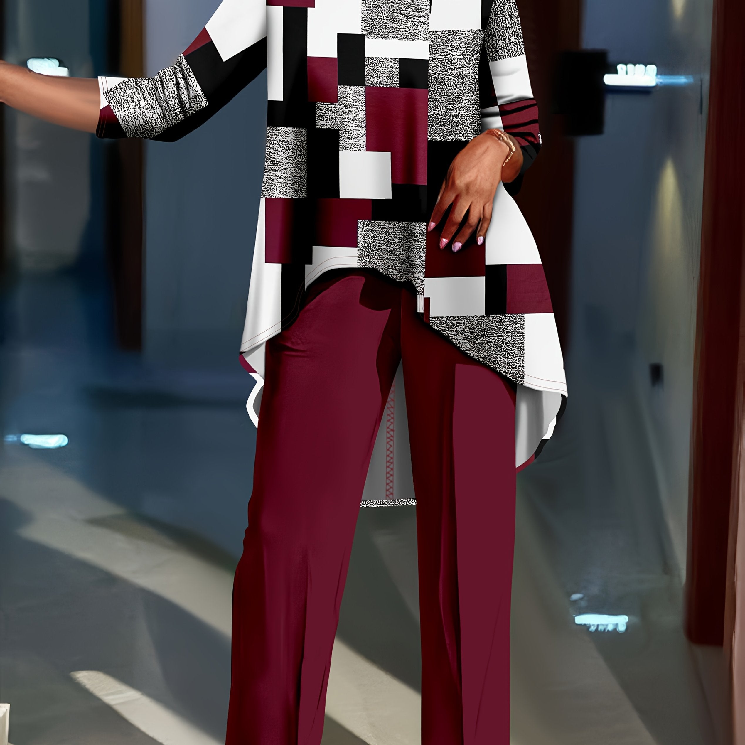 Geometrik naqshli uzun yengli bluzka va bir rangli shimlar to'plami, katta o'lchamdagi ayollar uchun.