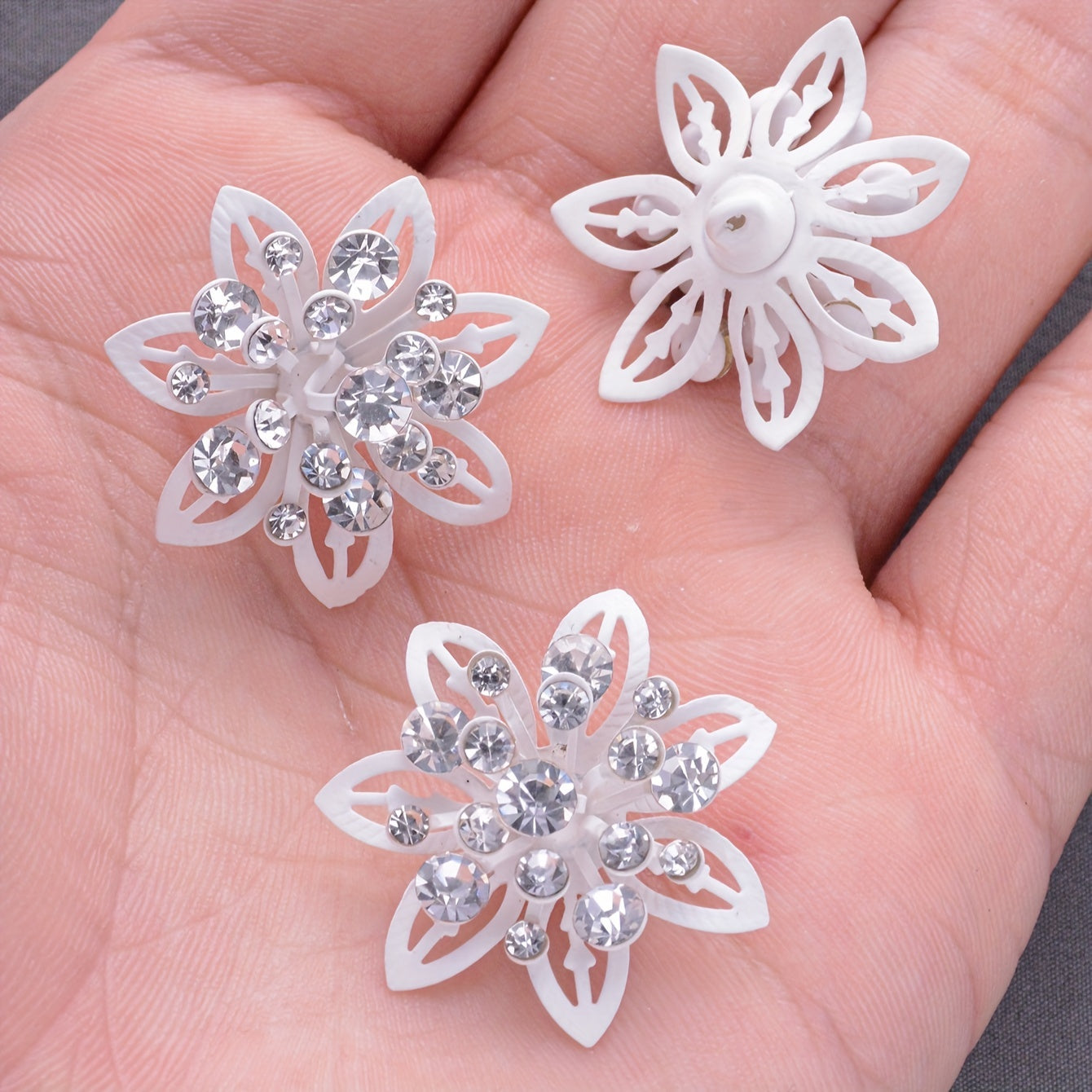 Kiyimlar va kostyumlar uchun 3 ta rang-barang gul bezakli rhinestone tugmachalar to'plami