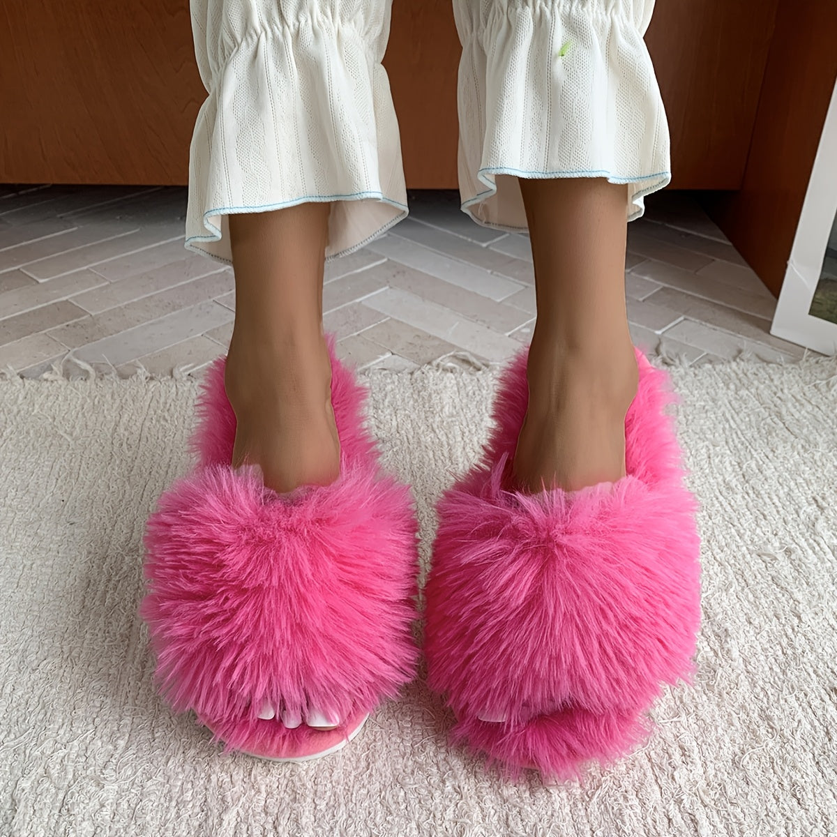 Ayollar uchun mo'ljallangan yumshoq, sirpanmaydigan, ichki va tashqi foydalanish uchun qulay, barcha mavsumlarga mos bo'lgan plüsh shlyapka