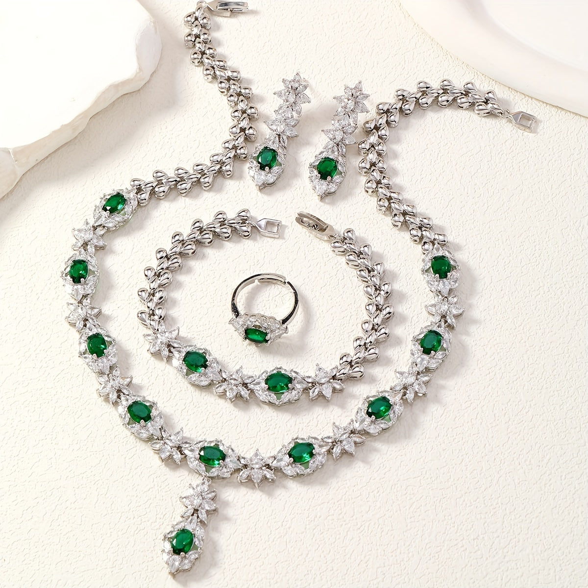 Zamonaviy 4-qismli zargarlik to'plami: 18K oltin qoplamali mis, sun'iy zirkoniya toshlari bilan bezatilgan, marjon, bilaguzuk va uzukdan iborat - to'ylar va 14-fevral kabi maxsus tadbirlar uchun mukammal.