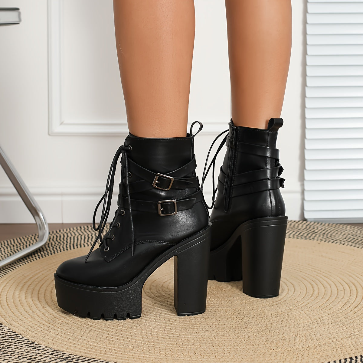 Ayollar uchun charm uslubidagi tizzaga chiqadigan botinkalar, burqoq va qalin poyabzal bilan