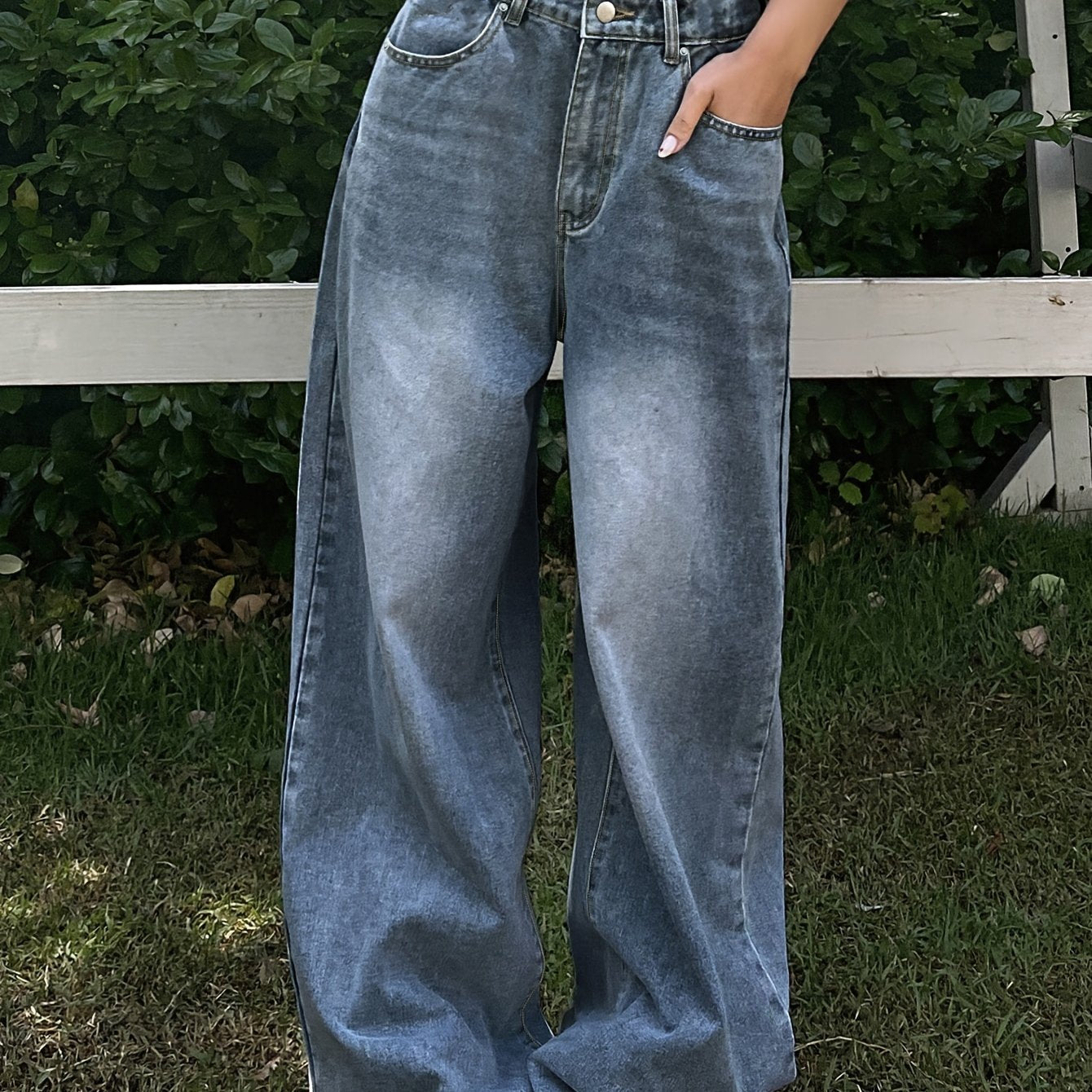 Ayollar uchun suvda yuvilgan ko'k rangdagi juda uzun keng oyoq jinsilari, tasodifiy kuz kiyimlari uchun mukammal.