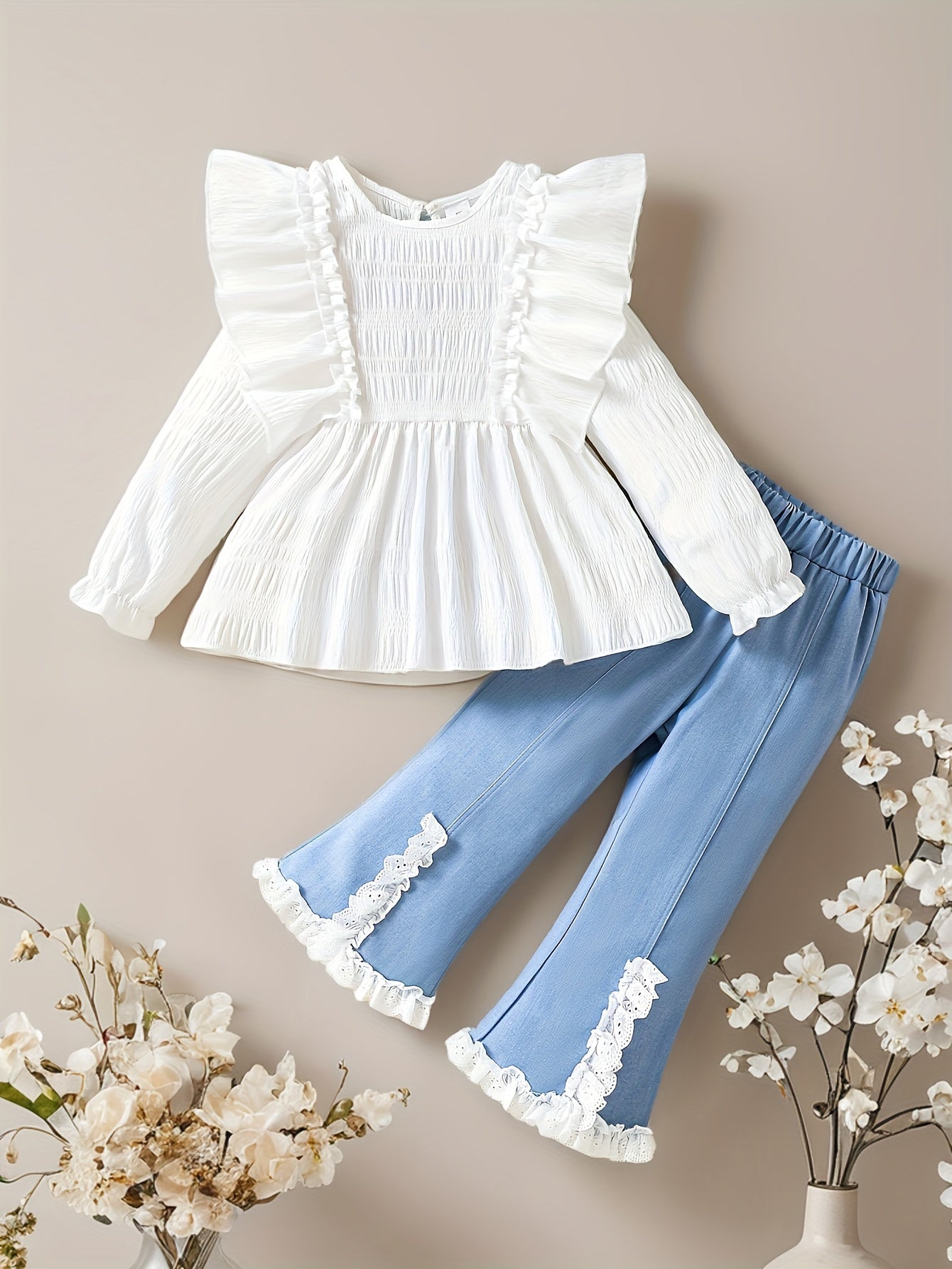 Qizlar uchun 2 qismli kuz to'plami, qirralari qiyshiq ko'ylak va dantel tafsilotli denim shimlar, bir rangda. Polyesterdan tayyorlangan, oddiy moslikda, to'qilgan mato. Kichik bolalar uchun ochiq havoda kiyish uchun mos.