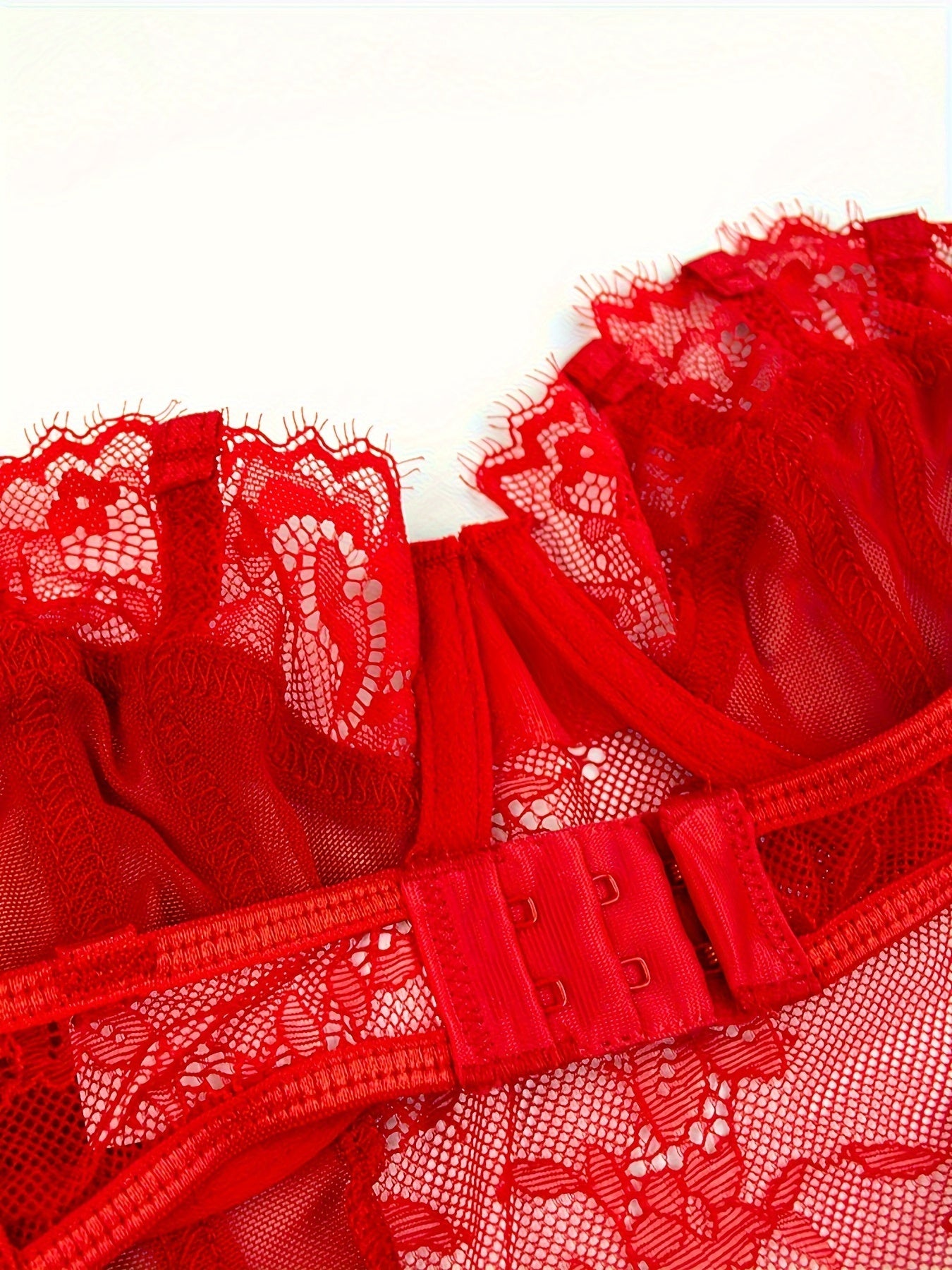 Yangi Yevropa va Amerika bozorida sotilayotgan ayollar uchun bodysuit va taytlar to'plami, dantel qo'shilishi bilan, to'plangan paypoqlarni o'z ichiga oladi.