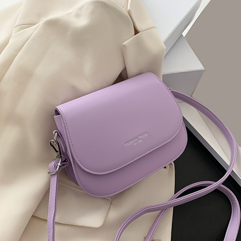 Silliq va zamonaviy ot bag'aji, tasodifiy tuzilishga va minimalist dizaynga ega, yelka ustida yoki diagonaldan taqilishi mumkin.