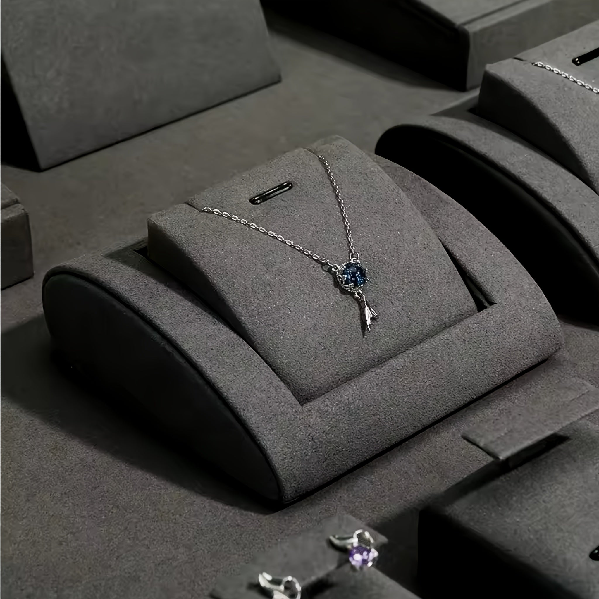 Набор дисплеев для украшений серого цвета с кулоном, серьгами, кольцом, подставкой и подносом