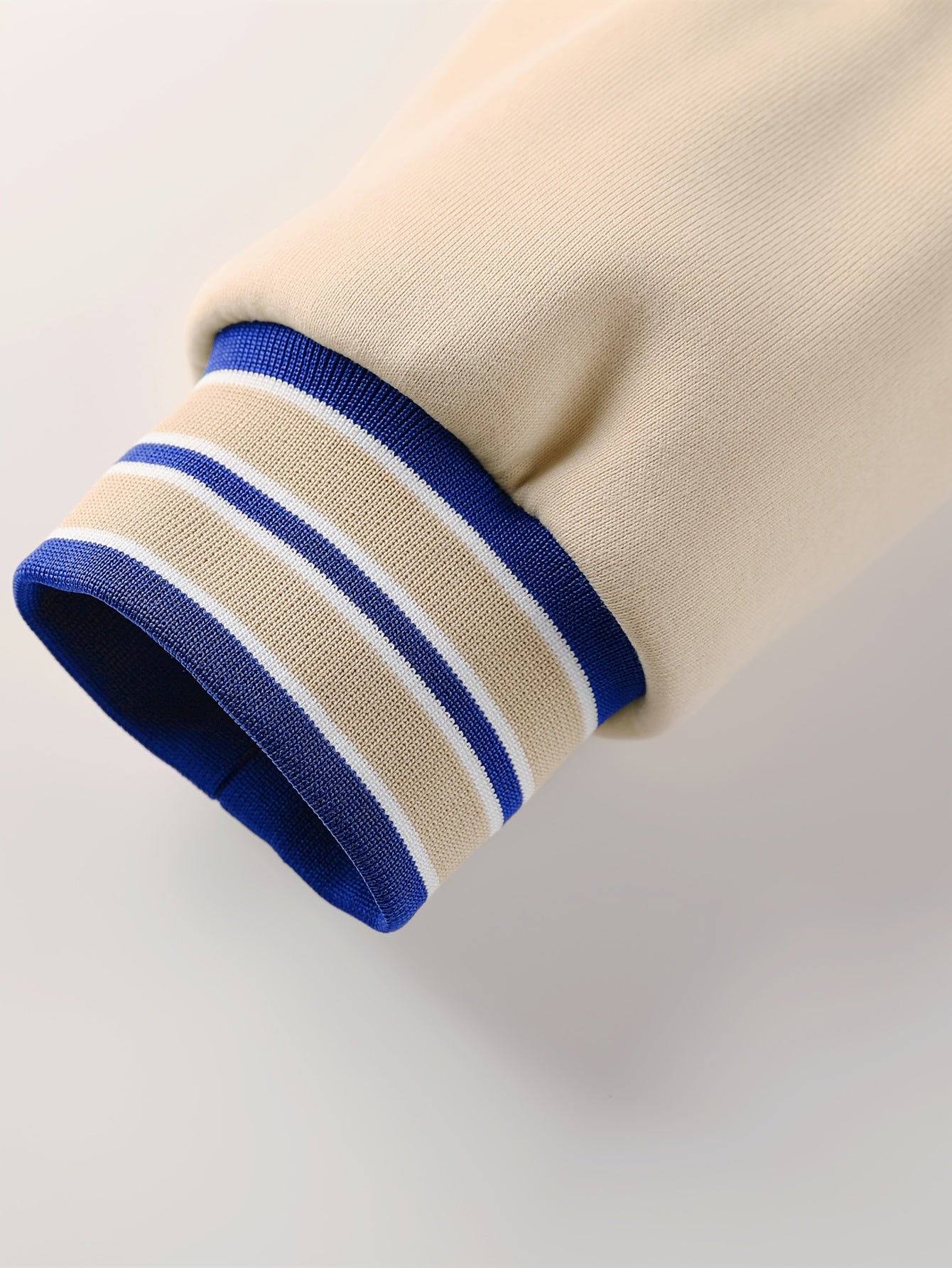 Erkaklar uchun tasodifiy universitet jeketi, harfli tikuv bilan, to'qilgan polyesterdan tayyorlangan va mashinada yuvish mumkin. Beysbol yelkasiga, uzun yenglarga ega va kuz va qish mavsumida kiyish uchun ideal.