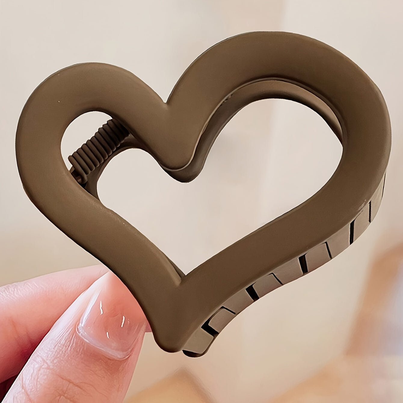 Women Heart-Shaped Plastic Hair Clips Set Medium Size Durable Strong Grip Minimalist Hair Accessories