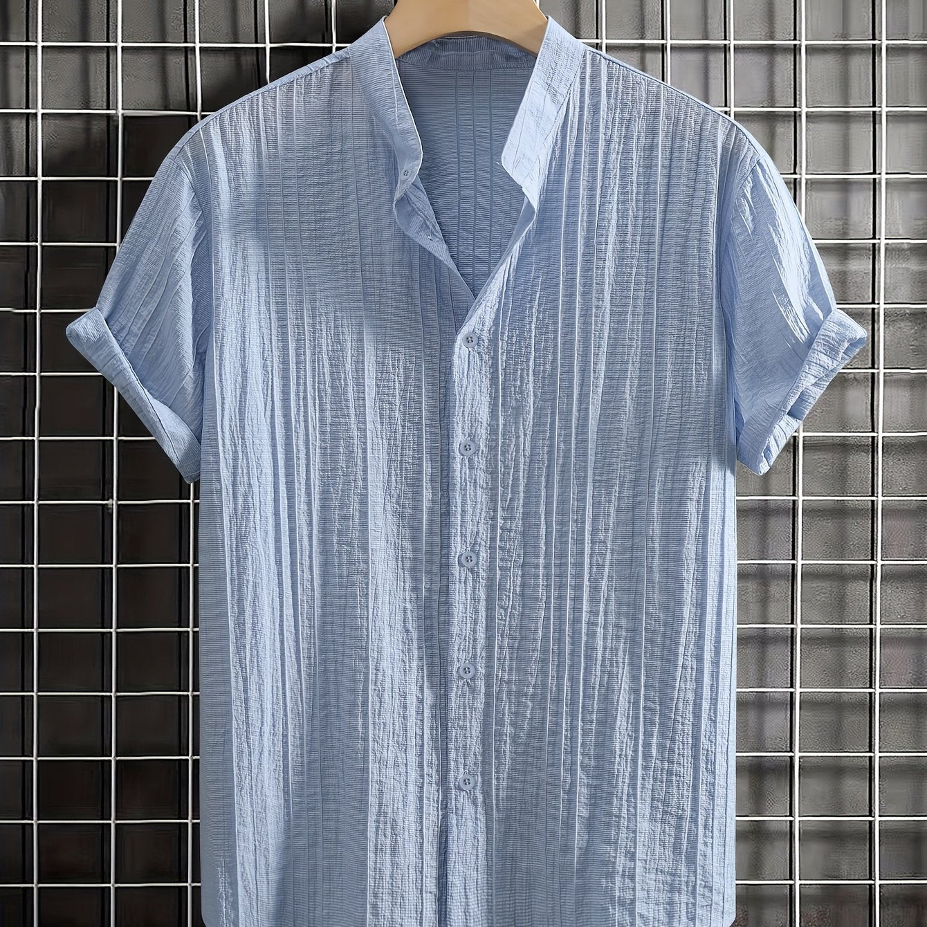 Erkaklar yozgi ko'ylagi, bir xil rangda, yarim shaffof qisqa yenglar, turli xil fitda, lyocell 83% va naylon 17% to'qilgan matodan. Plyaj, ta'til yoki basseyn partiyalari uchun mukammal.