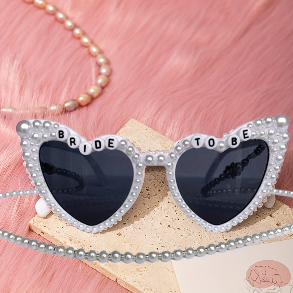 Gafas de sol con corazón de novia con pedrería y detalles de perlas para despedida de soltera y boda