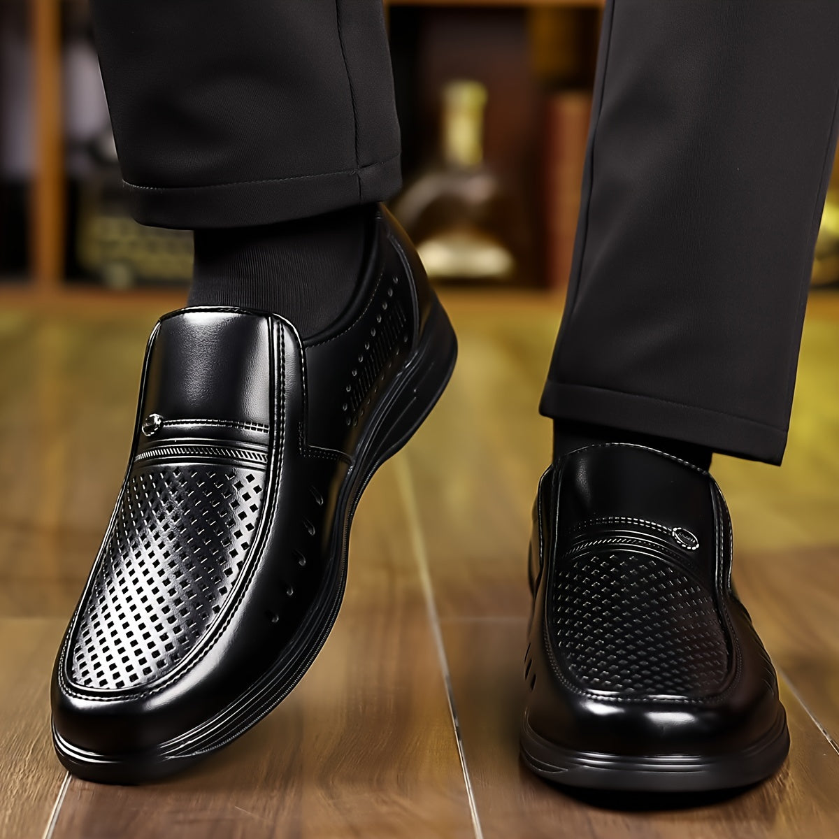 Katta o'lchamdagi erkaklar uchun klassik slip-on loferlar, qulay va mustahkam, sirpanmaydigan tagliklar bilan.