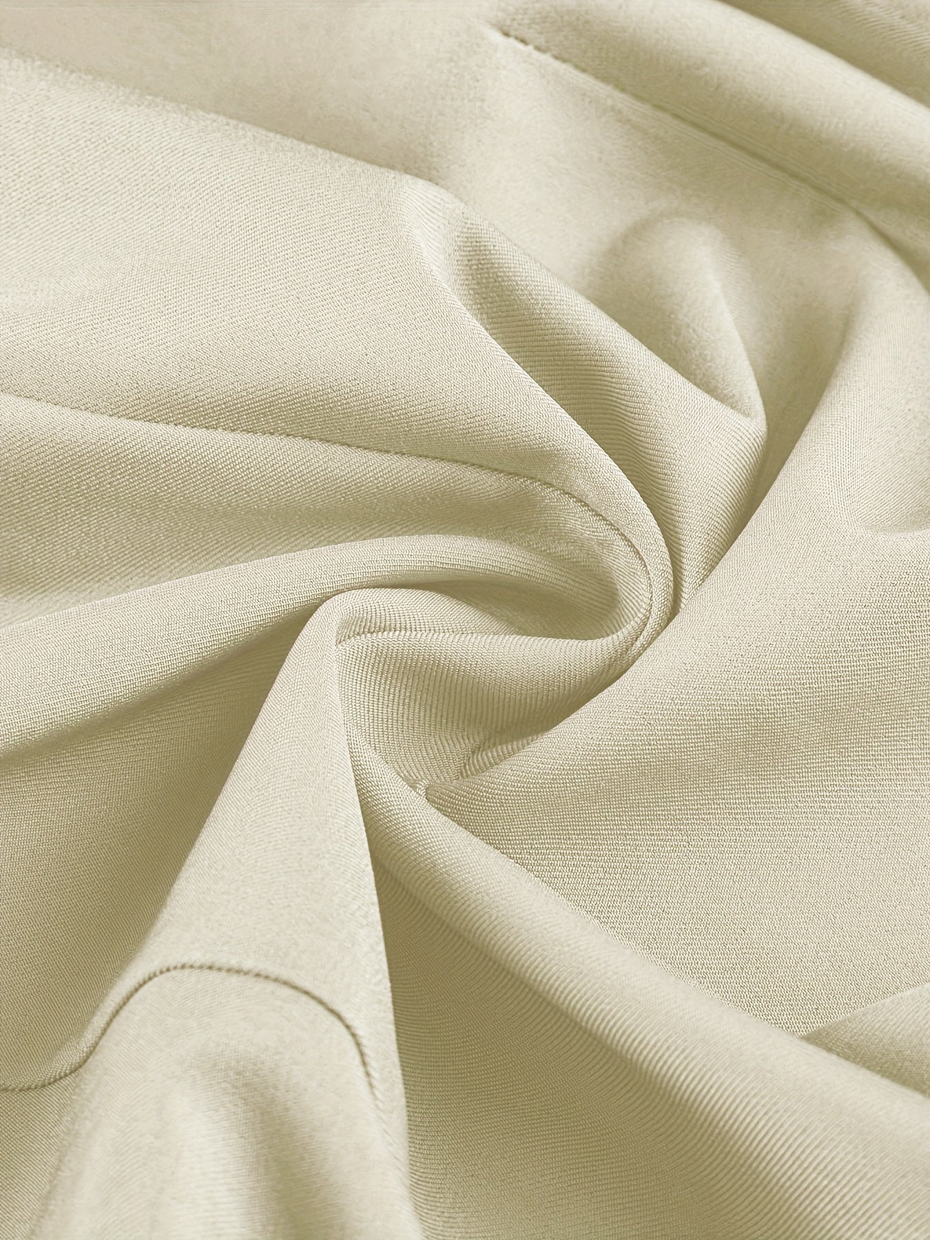 Ayollar uchun zamonaviy bir rangli kostyumlar, tugmachali old qismidagi soxta cho'ntak, yengsiz jilet va baland belli qirqilgan shimlar.