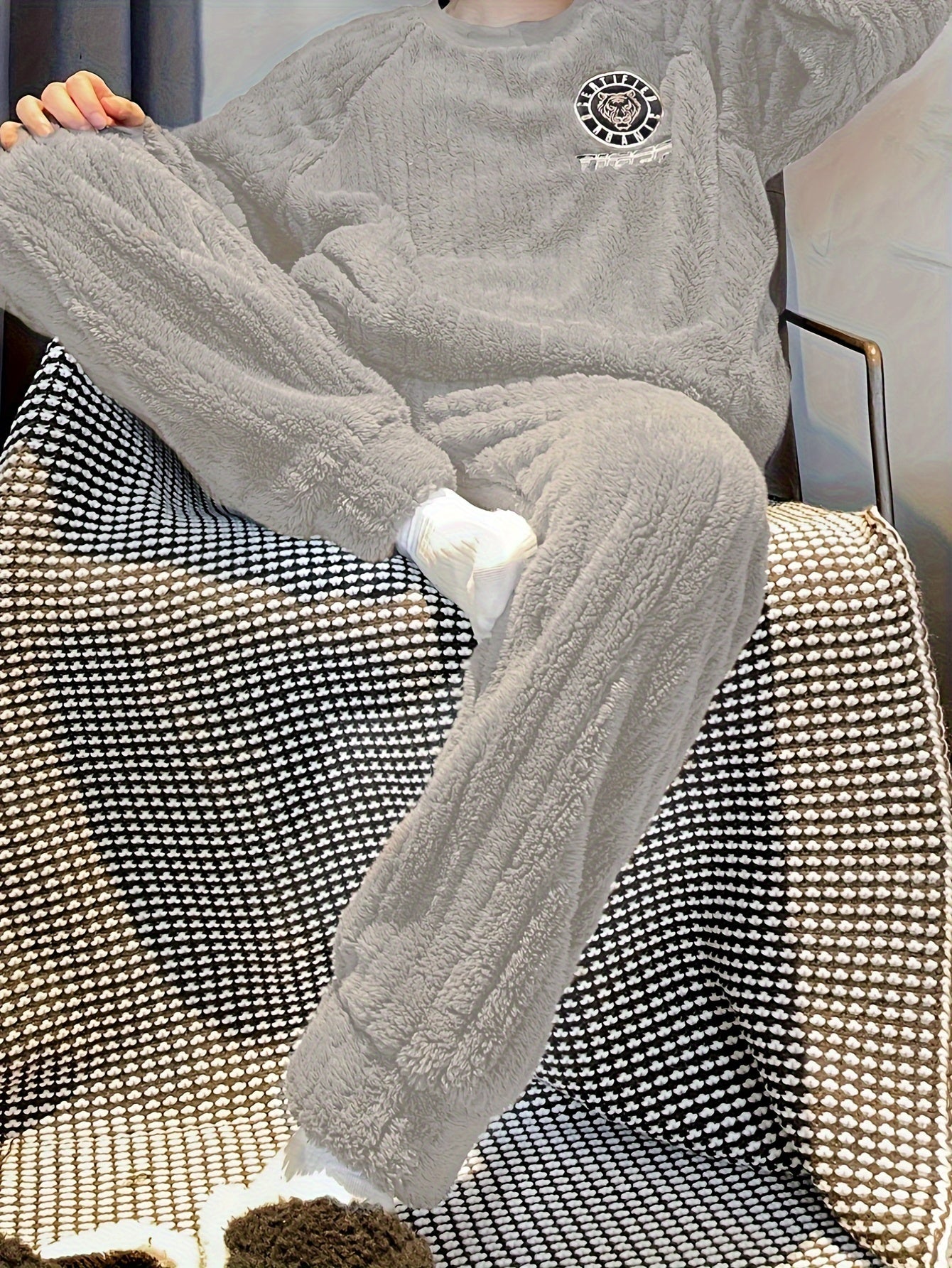 Men's Flannel Pajama Set with Tiger Print Long Sleeve Crew Neck Lounge Wear for Winter