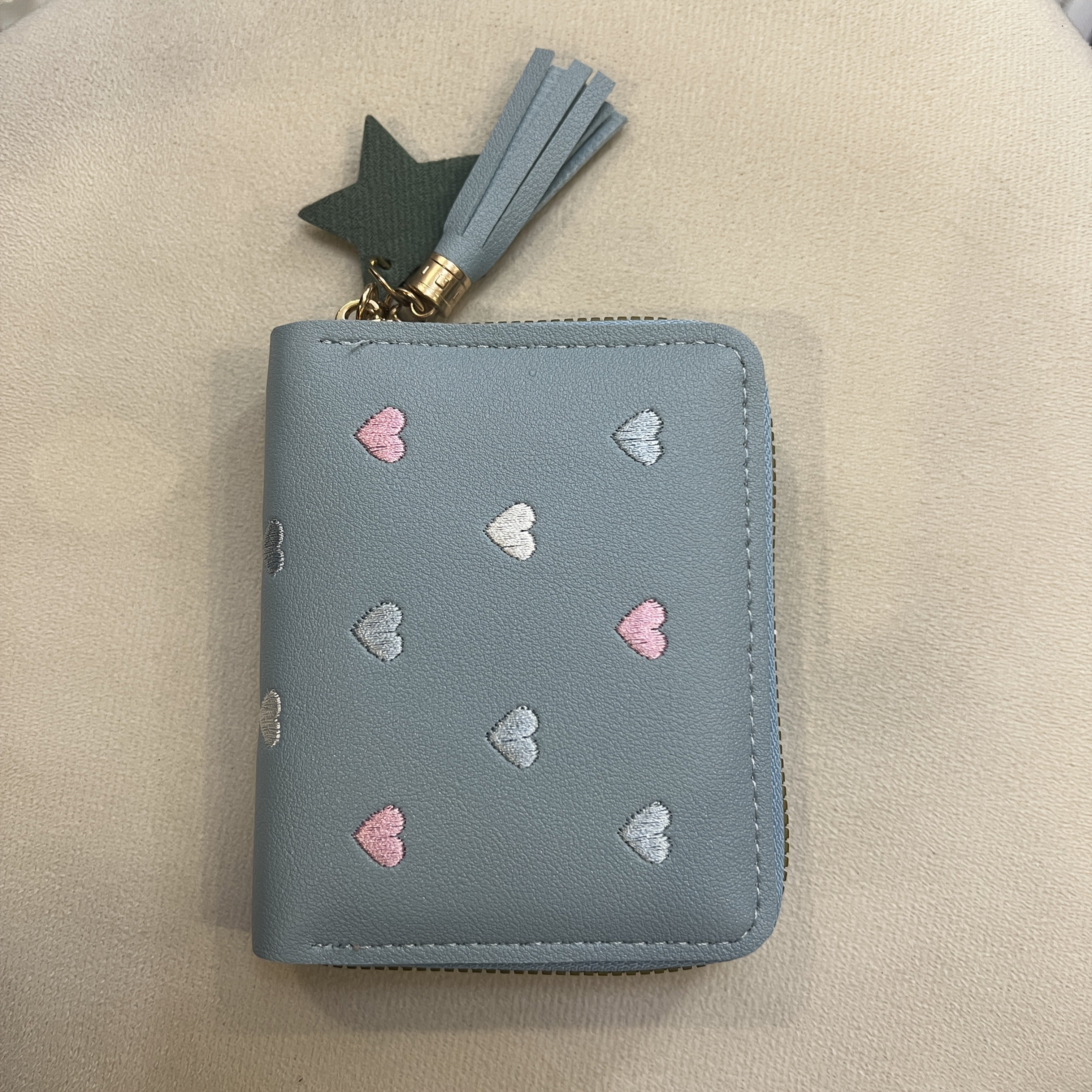 1 dona Honey Girl ayollar uchun hamyon, tassel fermuarli tangalar sumkasi, kredit karta joylari, ingichka moslashuv, PVC sun'iy charm, qora/gray/qizil tasodifiy print dizayni.