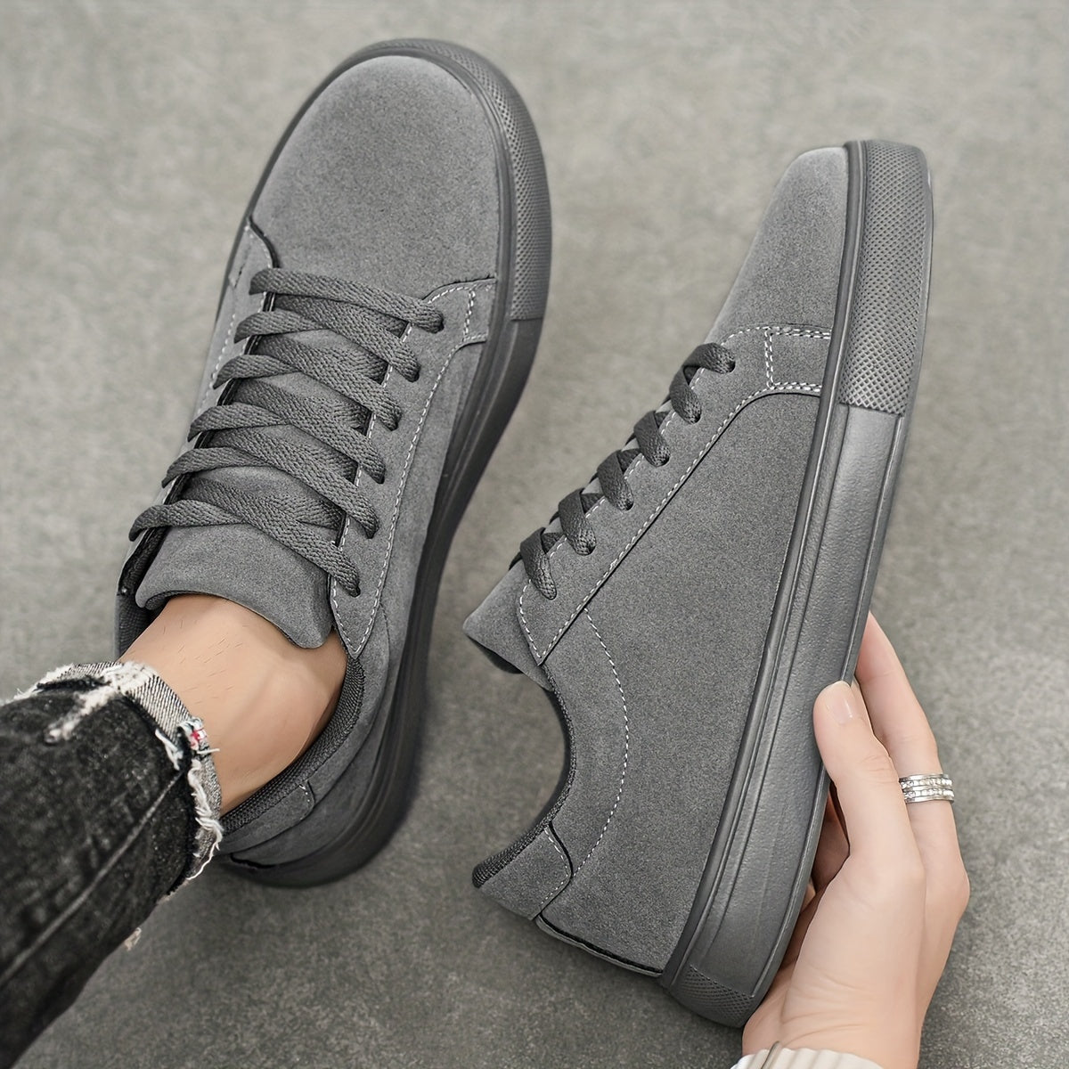 Erkaklar uchun qora aksentli kulrang skeyt poyabzallari, bog'ichli dizayn, mustahkam EVA taglik va qulay mato astar, tasodifiy kiyim uchun mos. PU yuqori qismi bilan zamonaviy ko'p maqsadli krossovkalar.