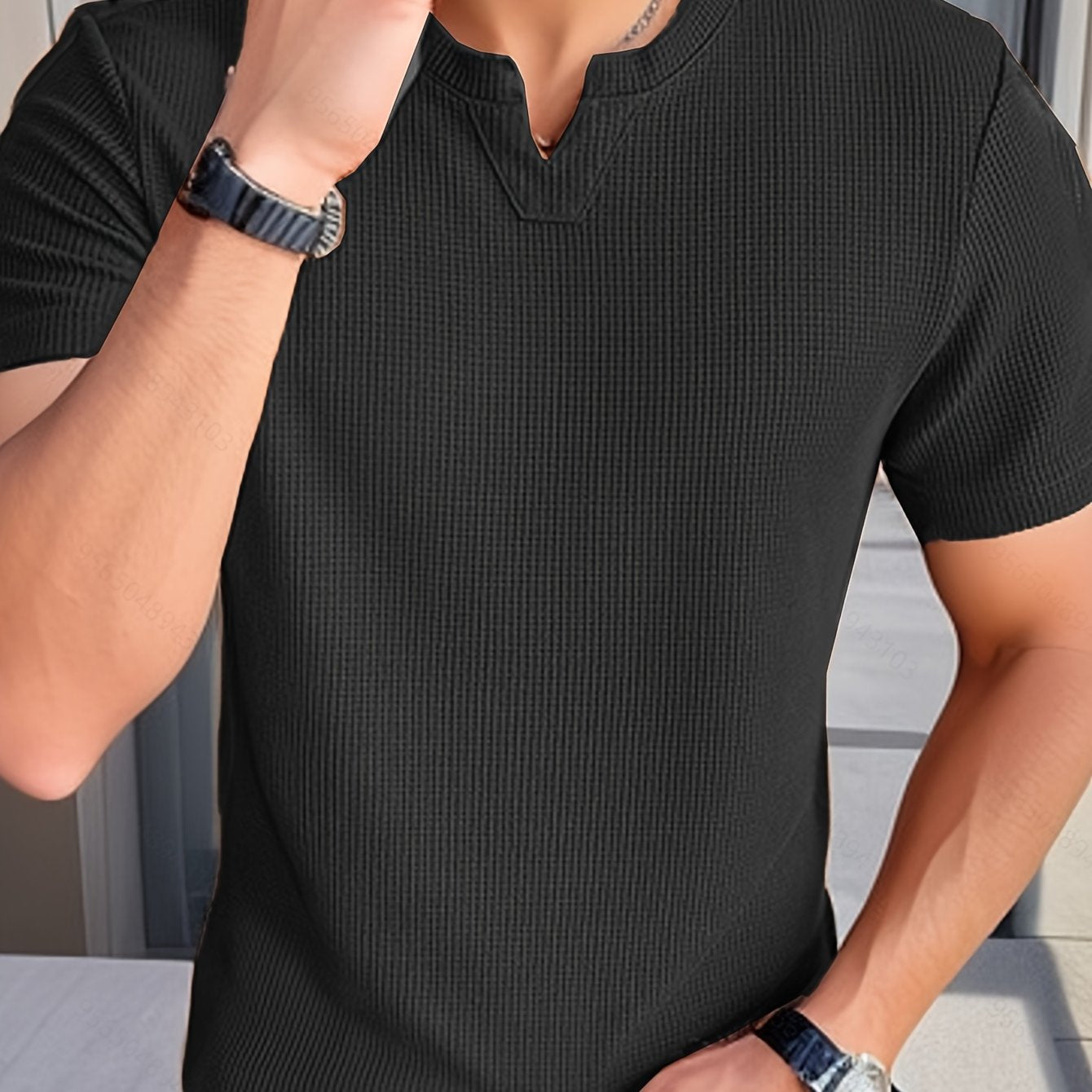 Erkaklar uchun tasodifiy V-yuvalangan trikotaj T-ko'ylagi, Silliq to'q sariq rangda, 100% polyester, mashinada yuvish mumkin, yozgi zaruriy.