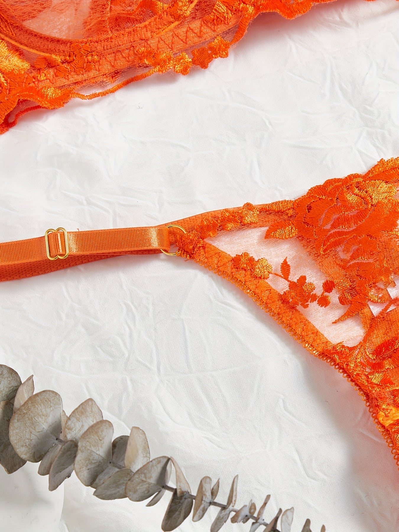 Koningsdag uchun gullar bilan tikilgan ichki kiyim to'plami.