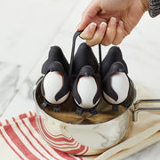 Plastikdan tayyorlangan 6 ta Penguin Egg Cookers to'plami, qattiq va yumshoq tuxumlarni qaynatish uchun ideal. Bu oziq-ovqatga xavfsiz oshxona qurilmasi Rojdestvo, Tashakkur bayrami, Ona kunlari va Mehnat bayrami uchun ajoyib sovg'a fikridir.