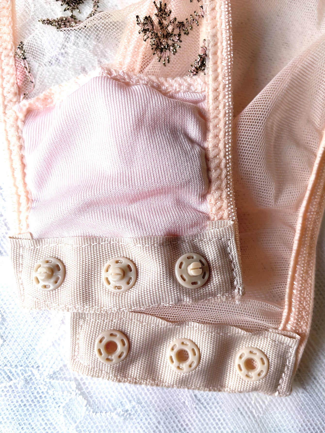 Ayollar uchun sexy ichki kiyim - chiroyli hasharotlar bilan bezatilgan, belbog'li teddy va orqa qismi ochiq slip bodysuit.