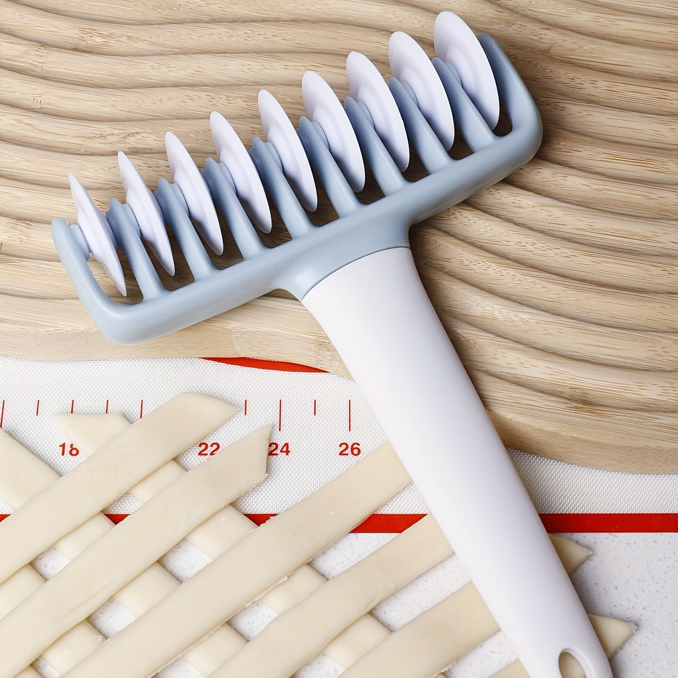 Одна часть тянущего сетчатого роликового ножа, роликового ножа для лапши, ножа для резки полосками, инструмента для выпечки. Размеры: 19,5*14*3,9 см. Вес: 95 г.