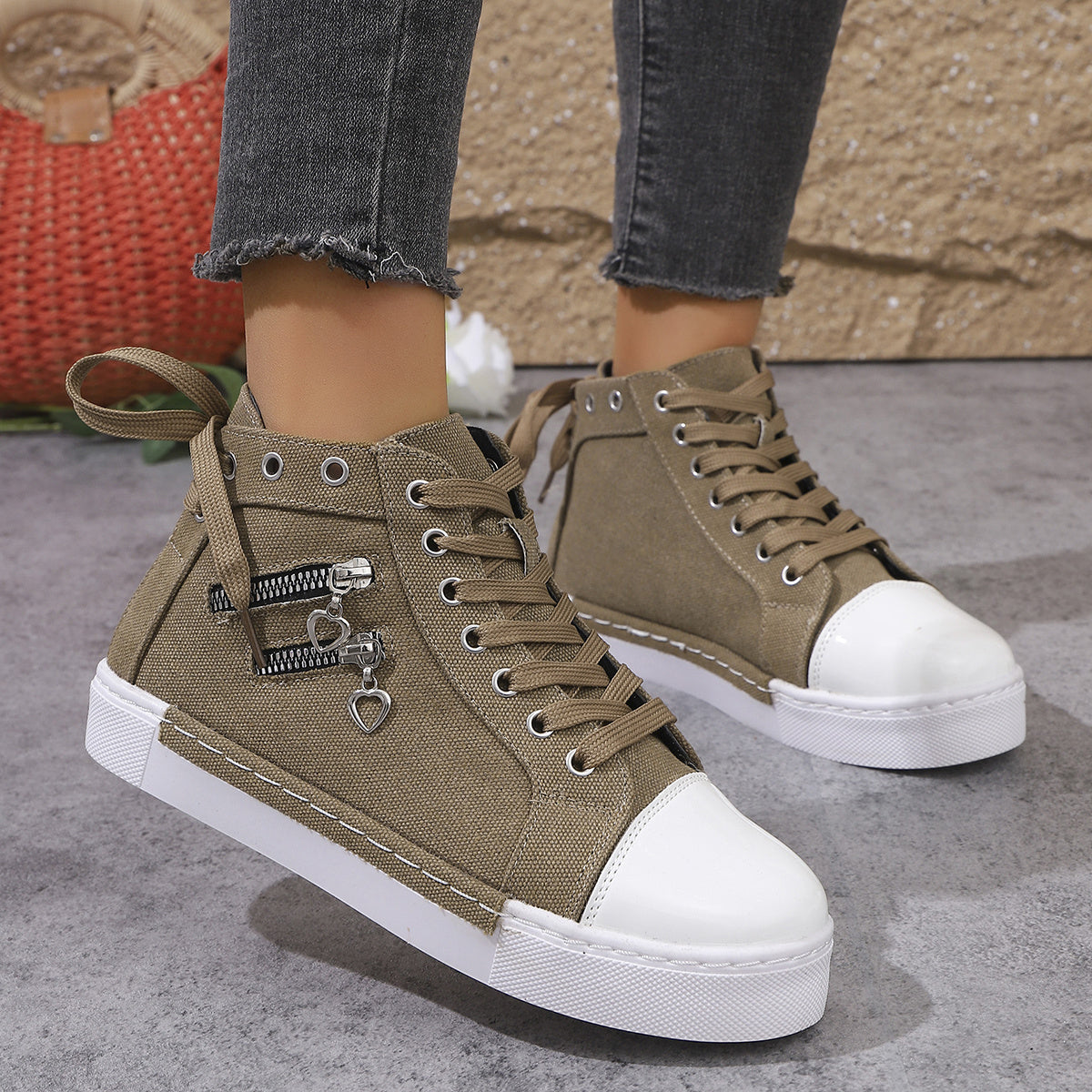 Ayollar uchun kanvas yuqori cho‘ntak sport oyoq kiyimlari, tashqi laces bilan, turli o‘lchamlarda mavjud