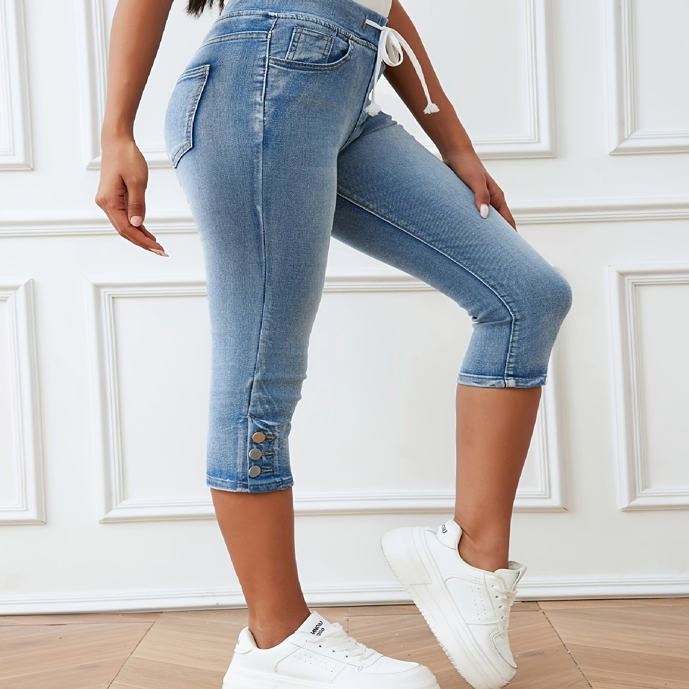 Jeans capri de talla grande para mujer con cintura alta y color azul claro con elastano y bolsillos