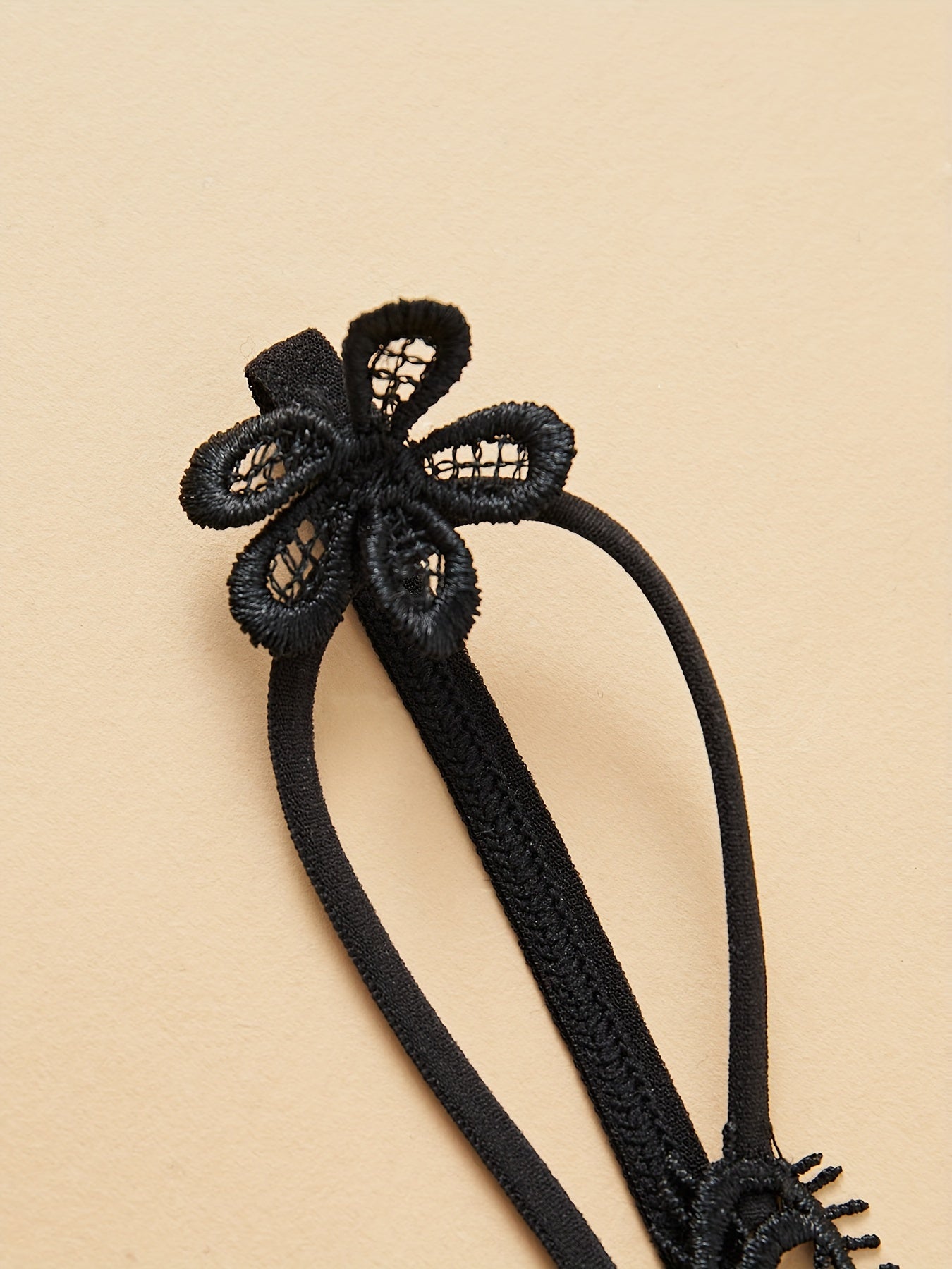 Ayollar uchun sexy ichki kiyim va ichki kiyim sifatida yorqin marjonli past belli kapalak dantelli thonglar.