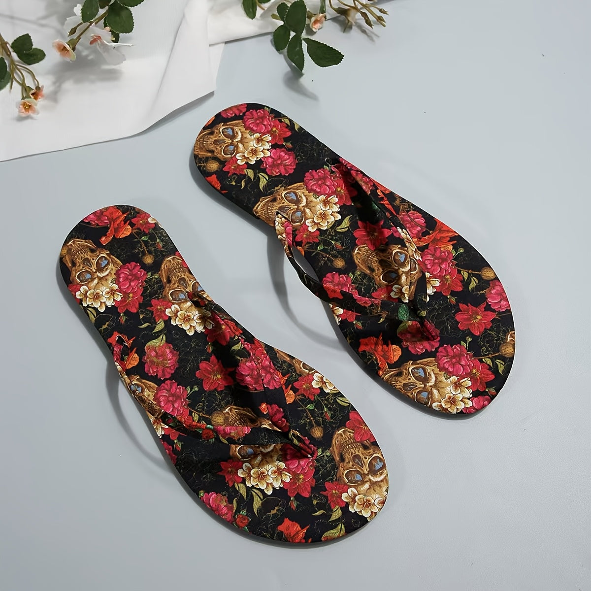 Women's Skull Pattern Lightweight Flip Flops for Beach and Casual Wear
