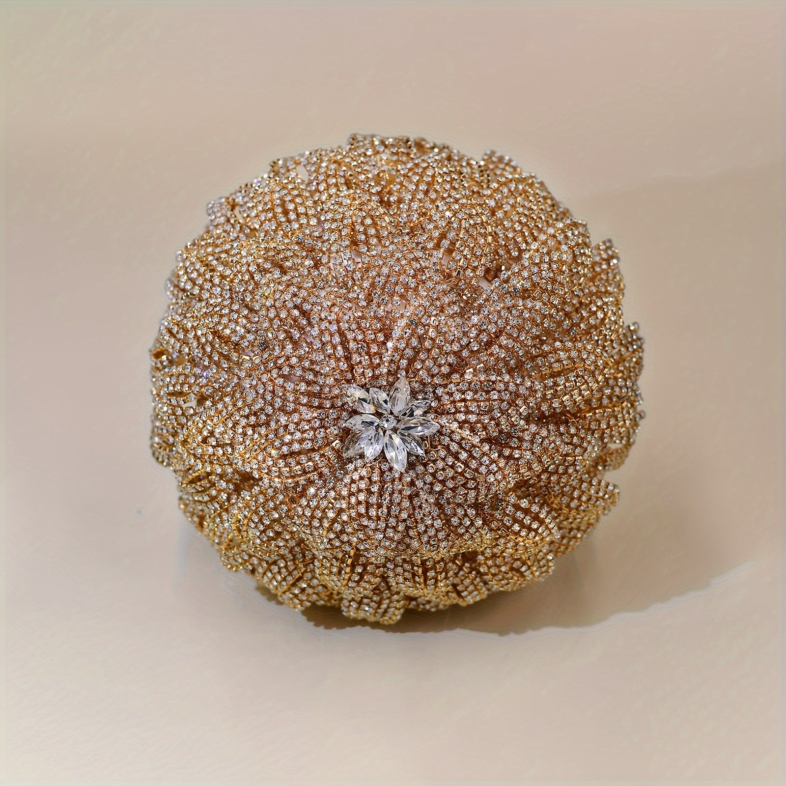 Qoʻlda tayyorlangan toʻy buketi, rhinestone zanjiri va yaproq detallar bilan, kelinlar va kelin qizlar uchun