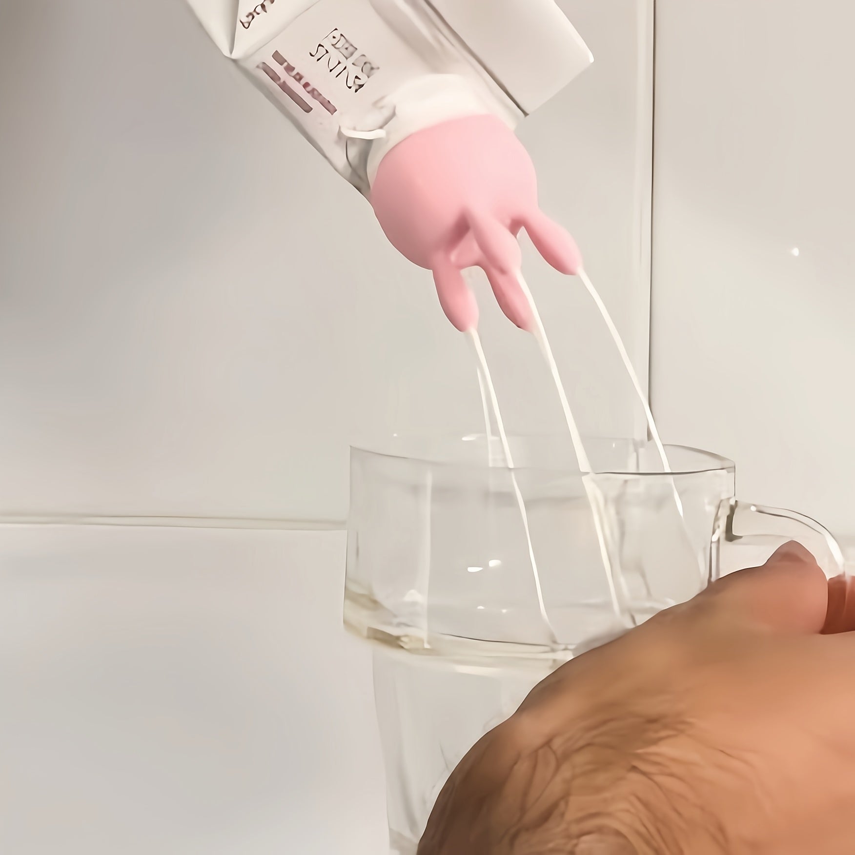 Крышка для молочной модели чашки ALANGDU Brand Fun Milking Machine с дозатором для молока, сделанная из безопасного для пищи PET-материала.